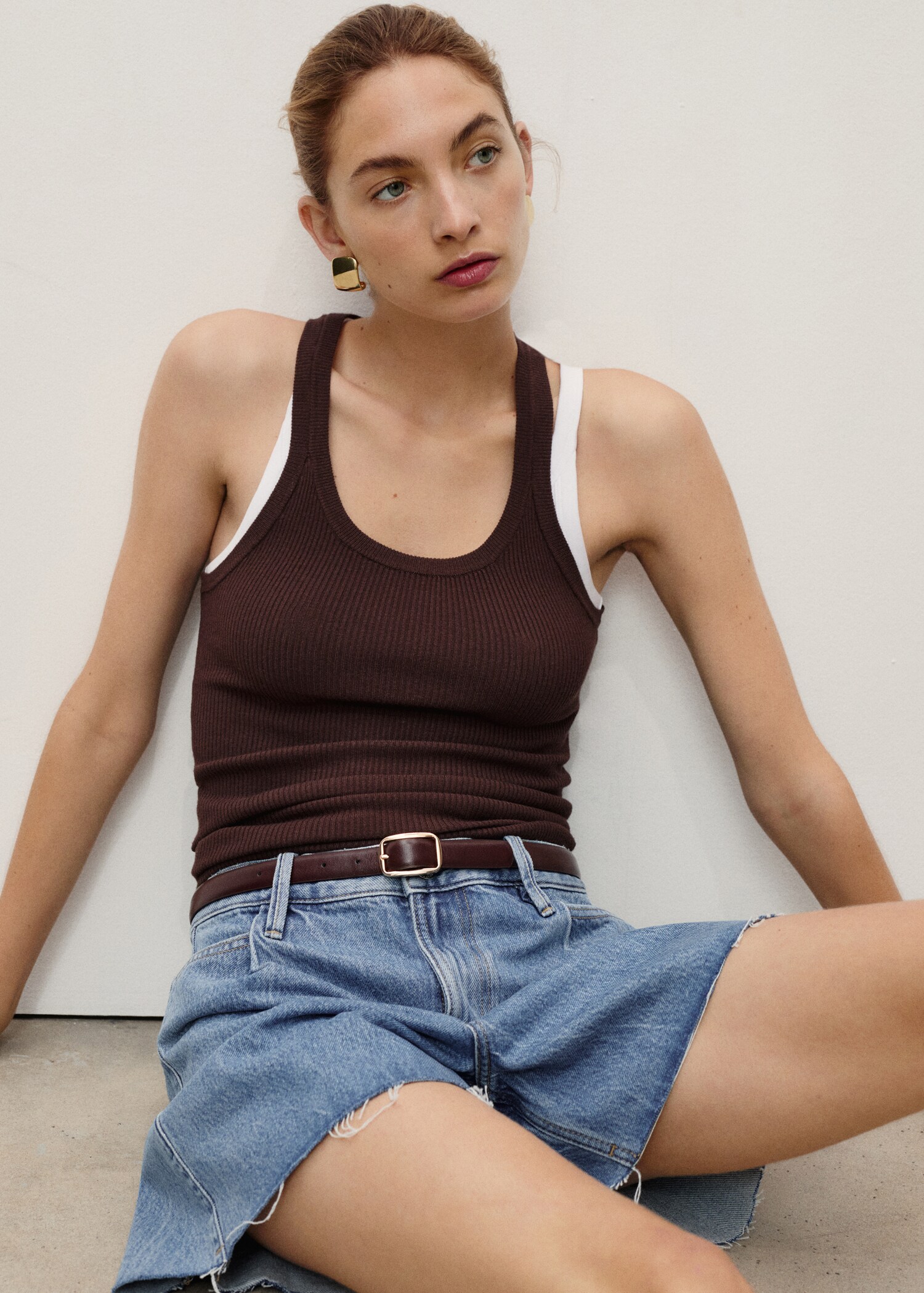 Denim shorts with frayed hem and pleats - Details of the article 2