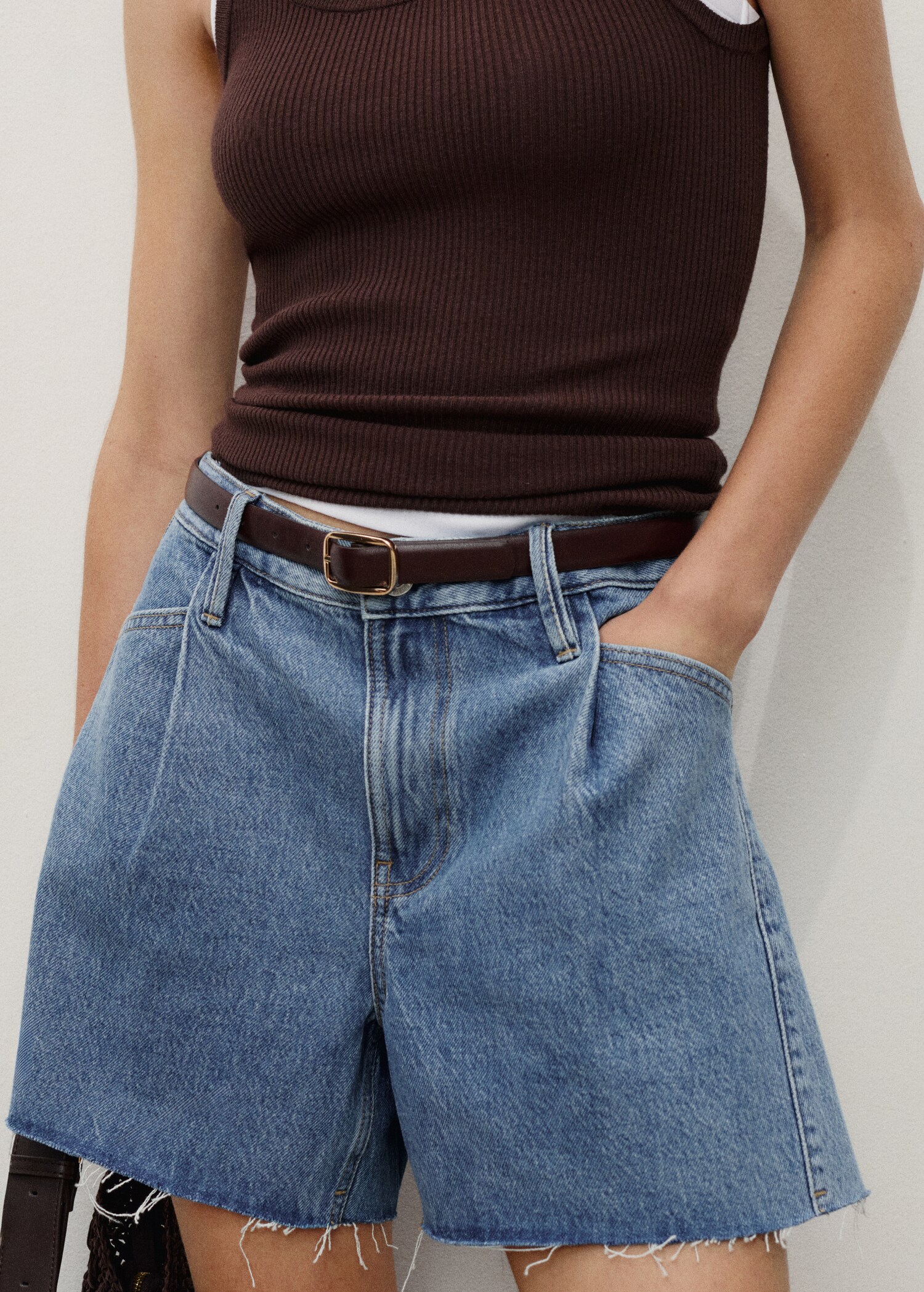 Denim shorts with frayed hem and pleats - Details of the article 6