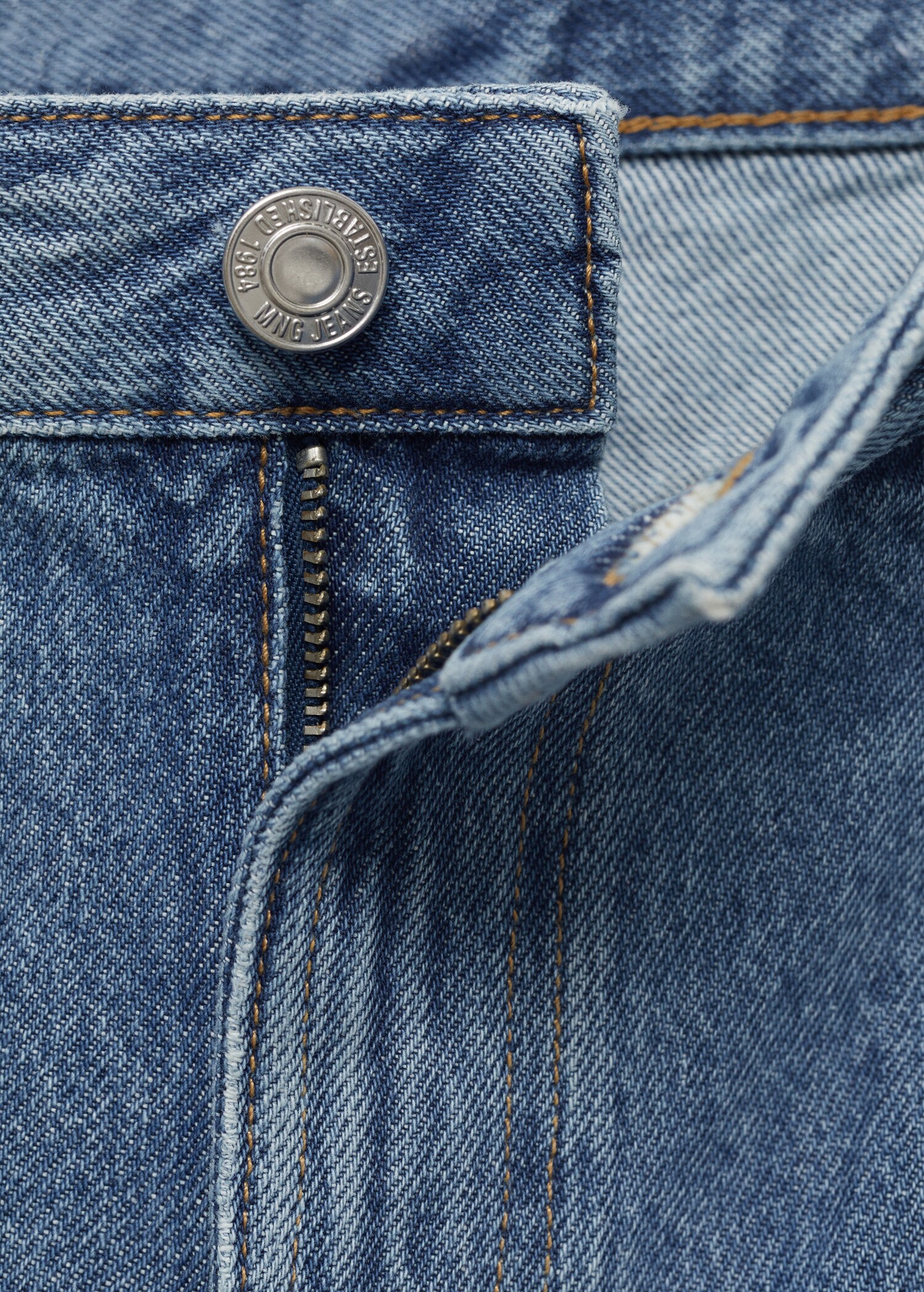 Denim shorts with frayed hem and pleats - Details of the article 8