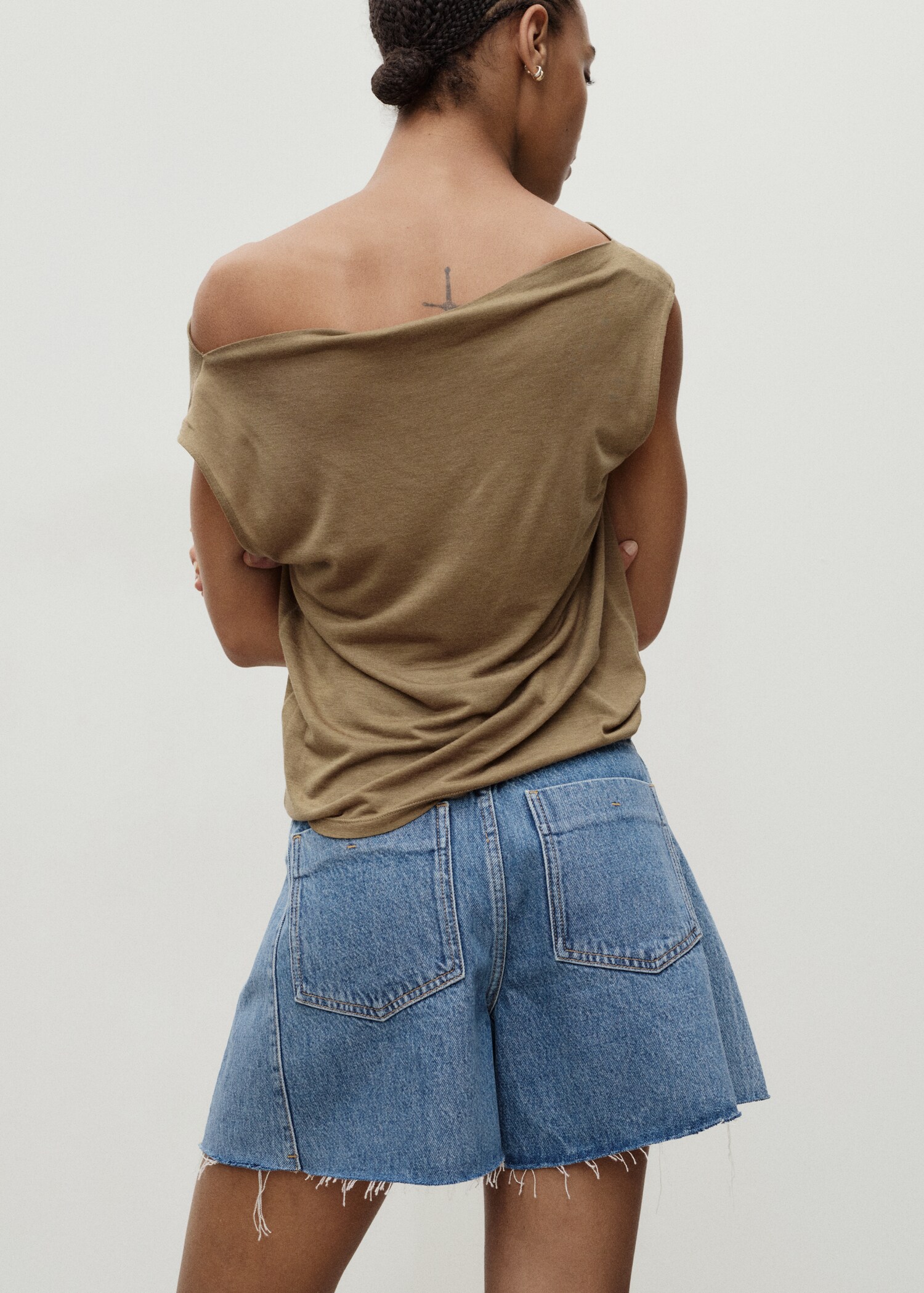 Denim shorts with frayed hem and pleats - Reverse of the article
