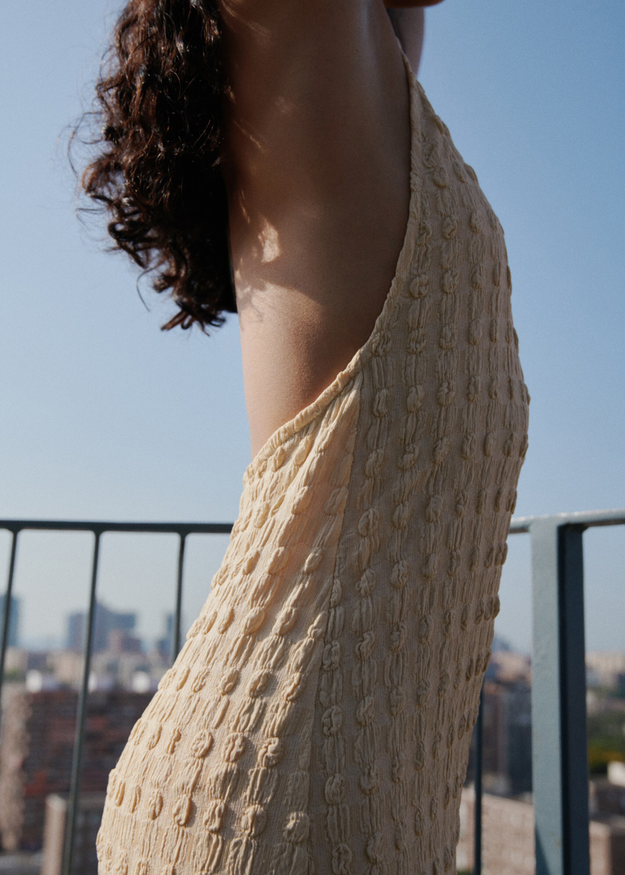 Vestido de crepe com gola halter - Pormenor do artigo 1