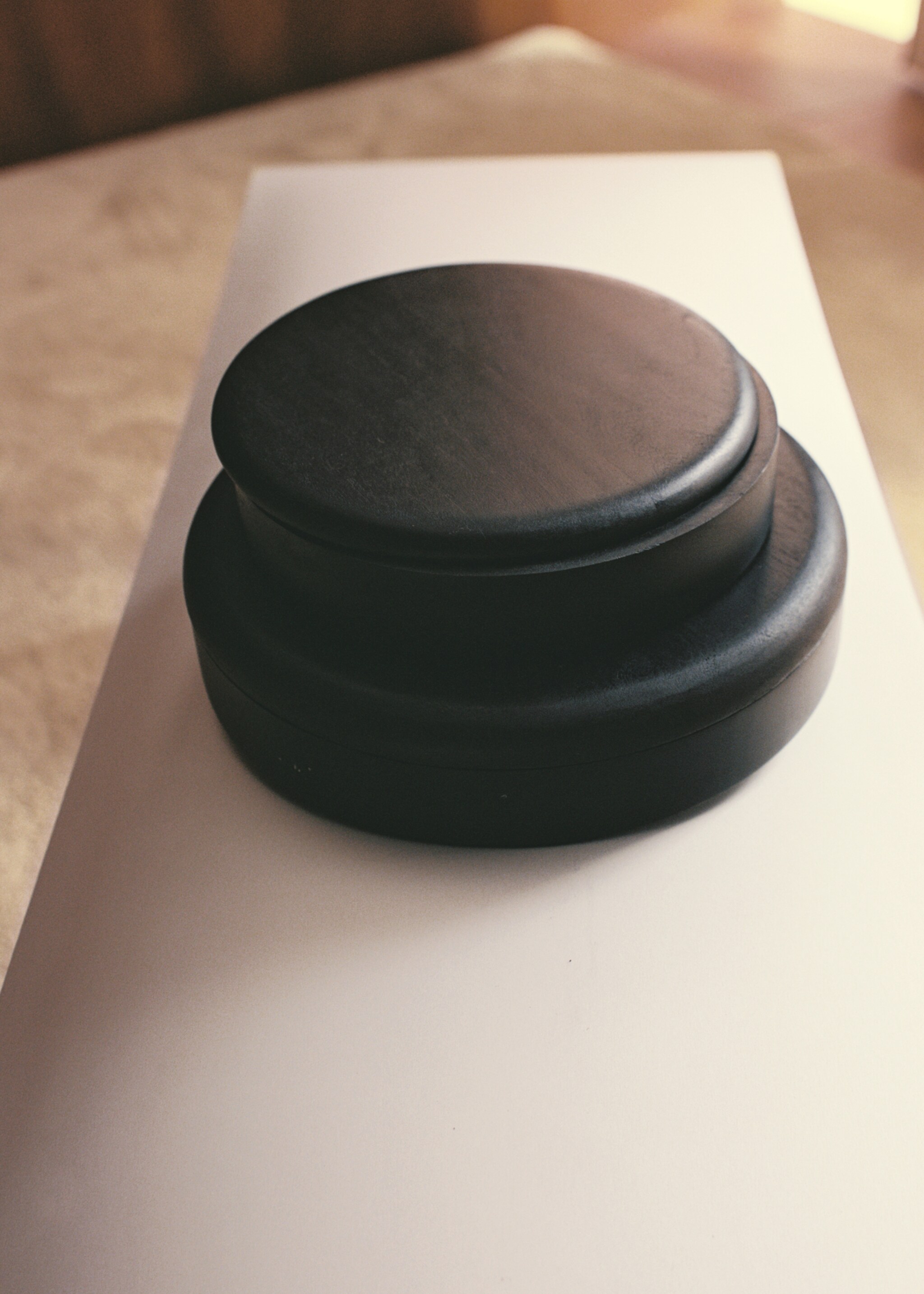 Medium round acacia wood box - Details of the article 5, Black. Ref: 17032924-00.