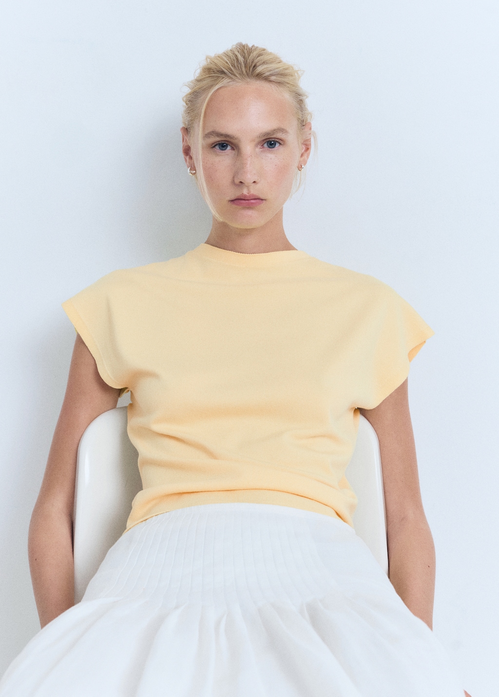 Short-sleeved fine-knit sweater