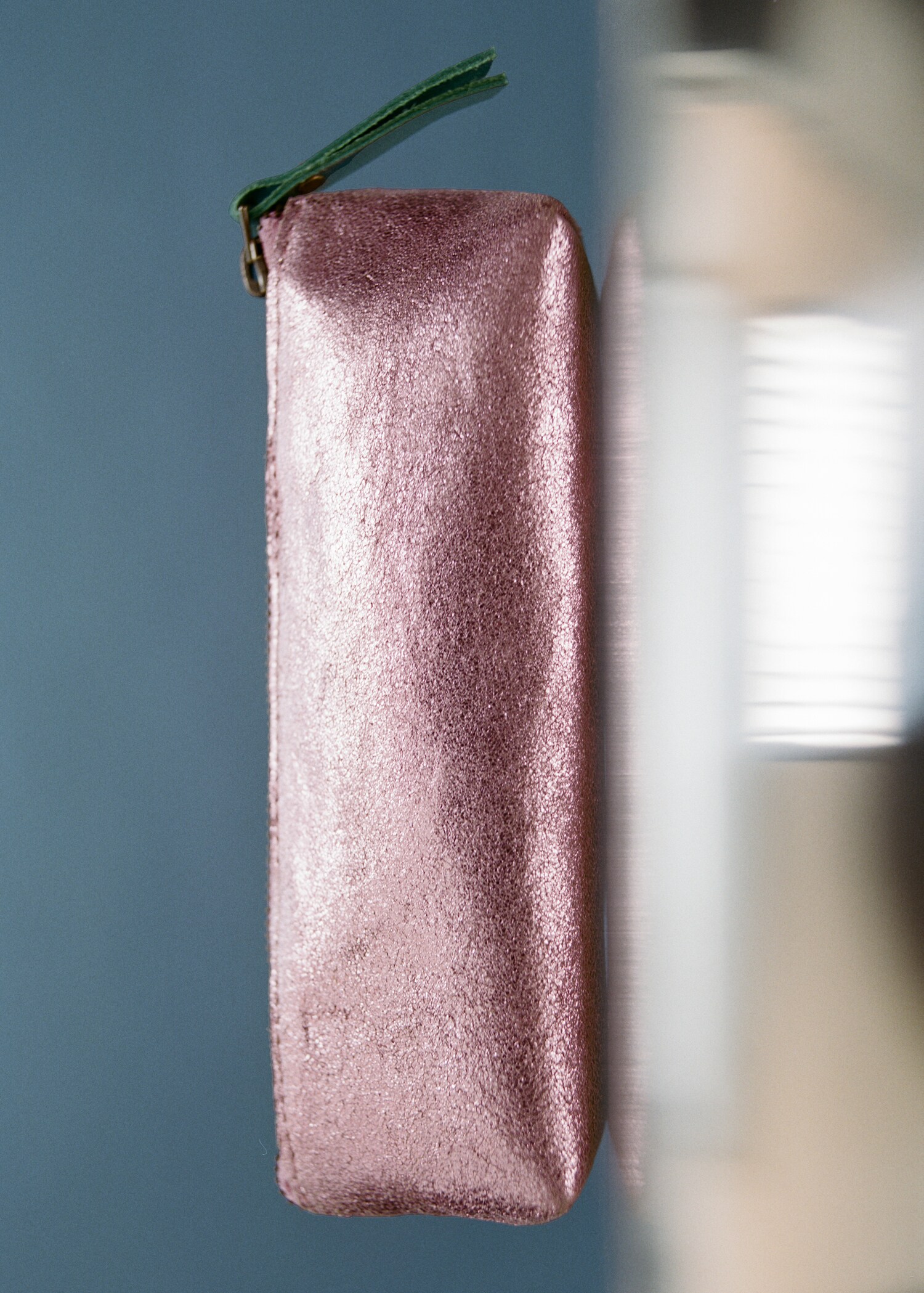 Metallic-effect leather case - Details of the article 5