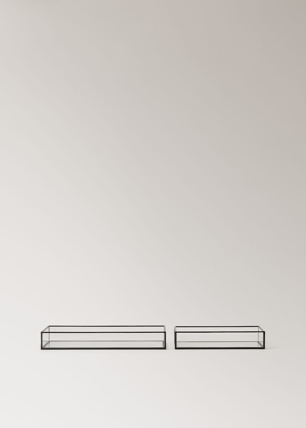 Small decorative tray with metal profile