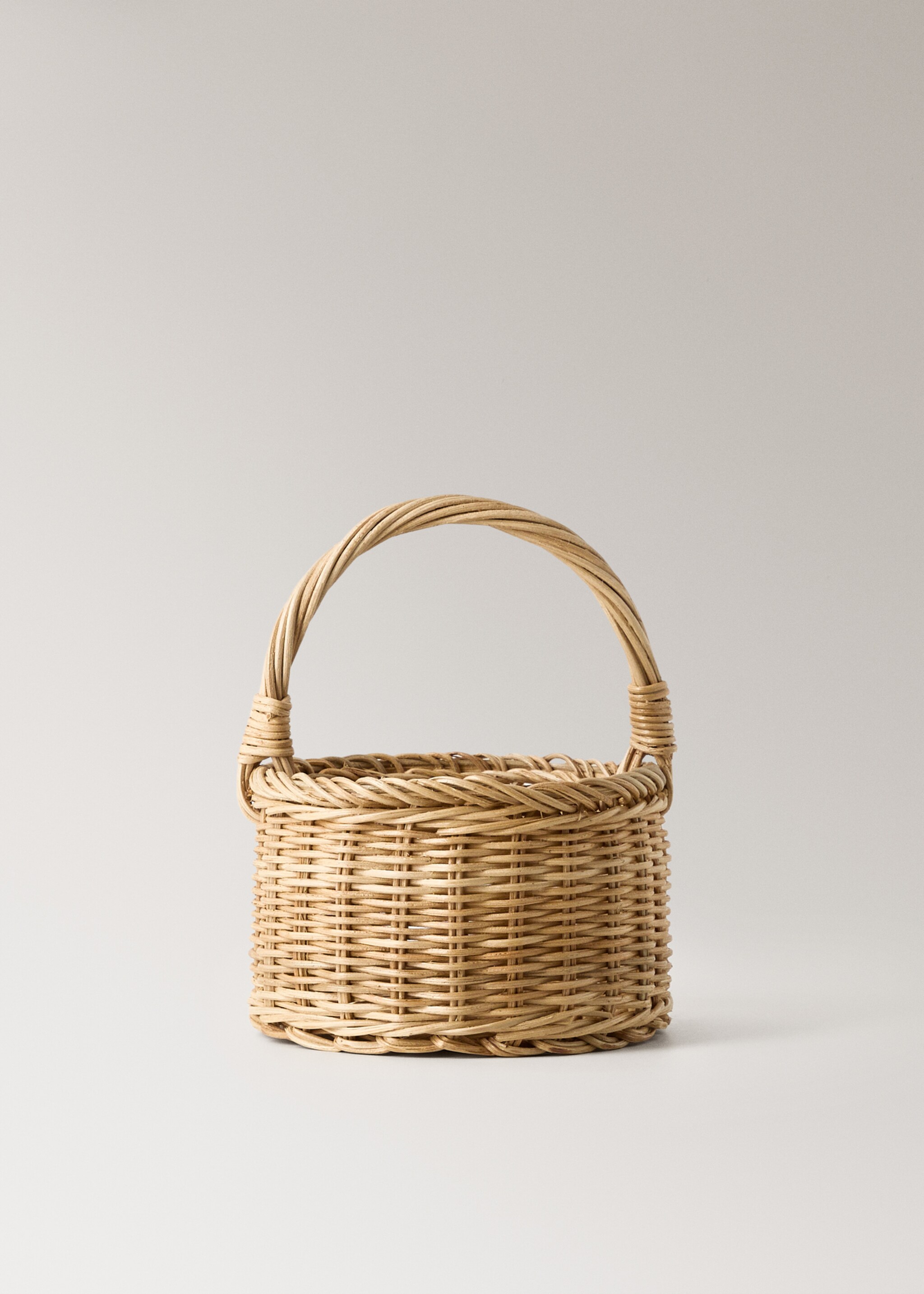 Średni kosz rattanowy z uchwytem - Artykuł bez modela/modelki, Brązowy. Ref: 17033323-00.