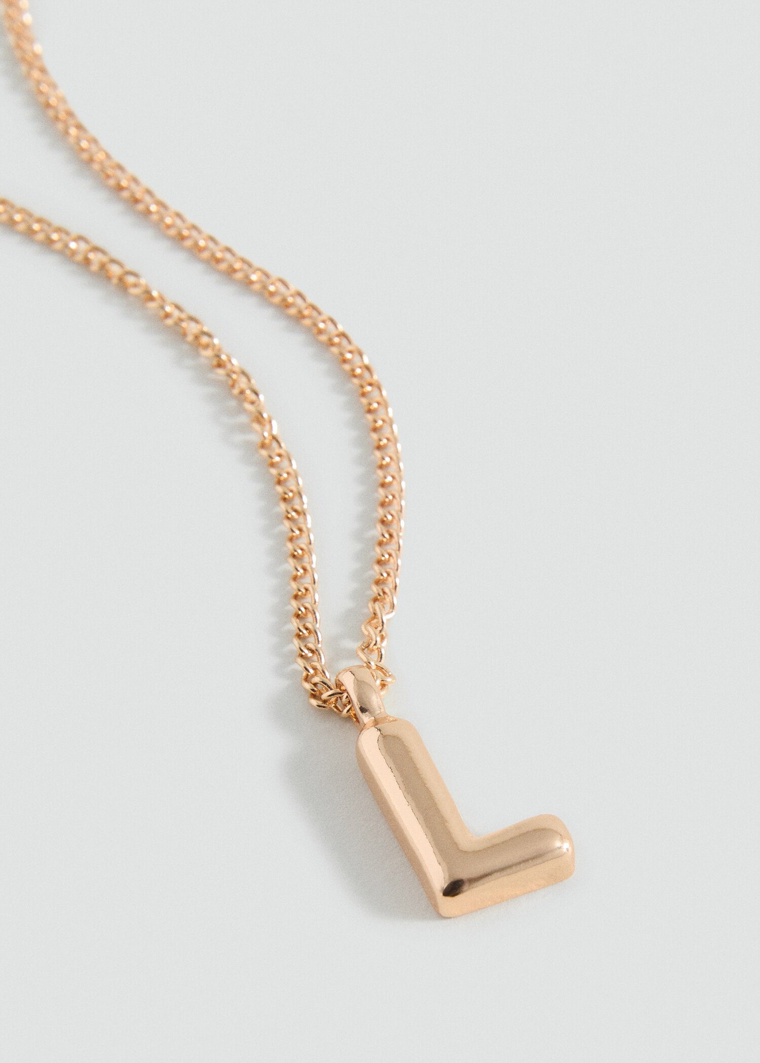 Collier pendentif lettre - Plan moyen