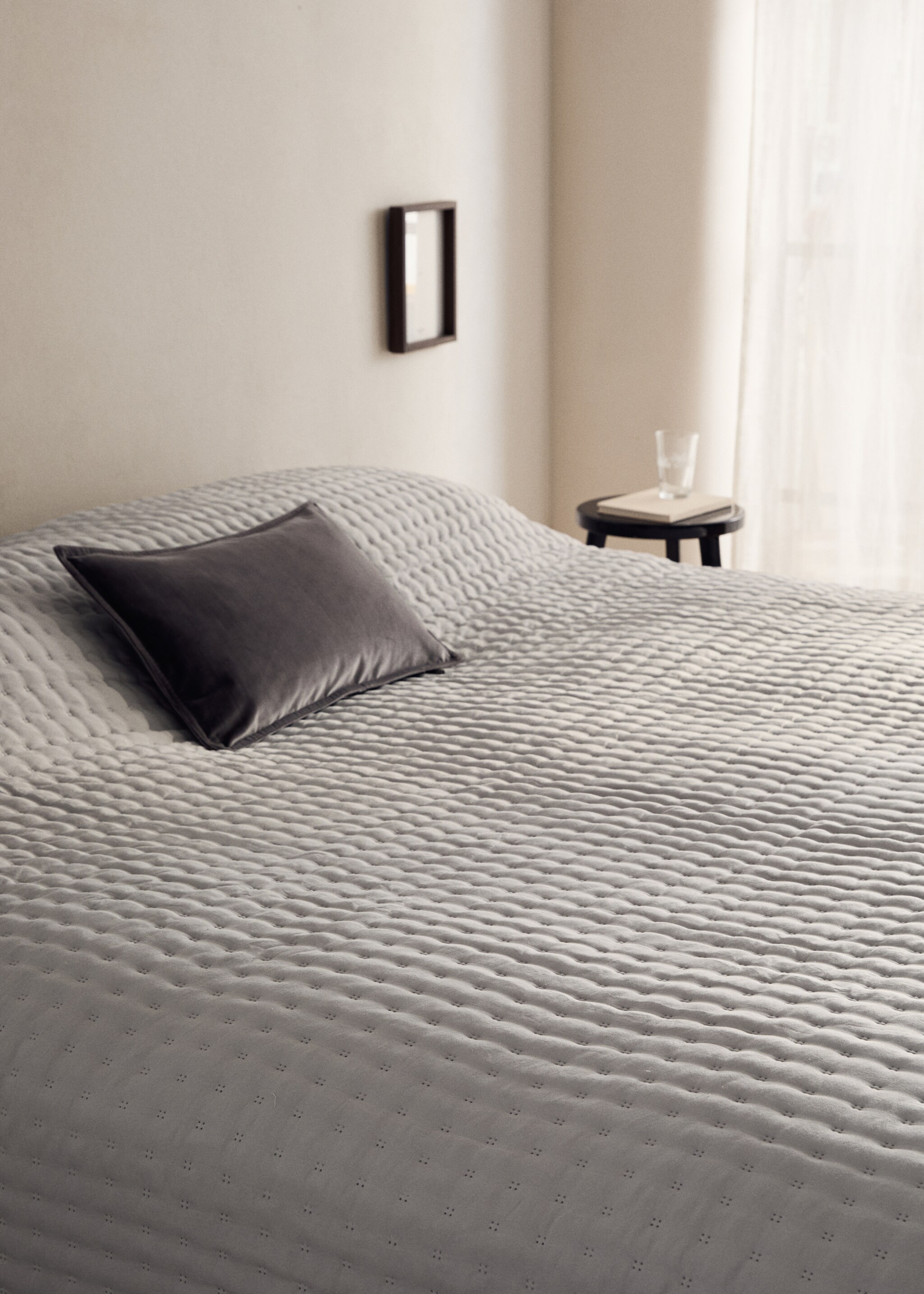 Micro-fibre bedspread for 130/140/150 cm bed - Details of the article 7, Grey. Ref: 17033810-00.