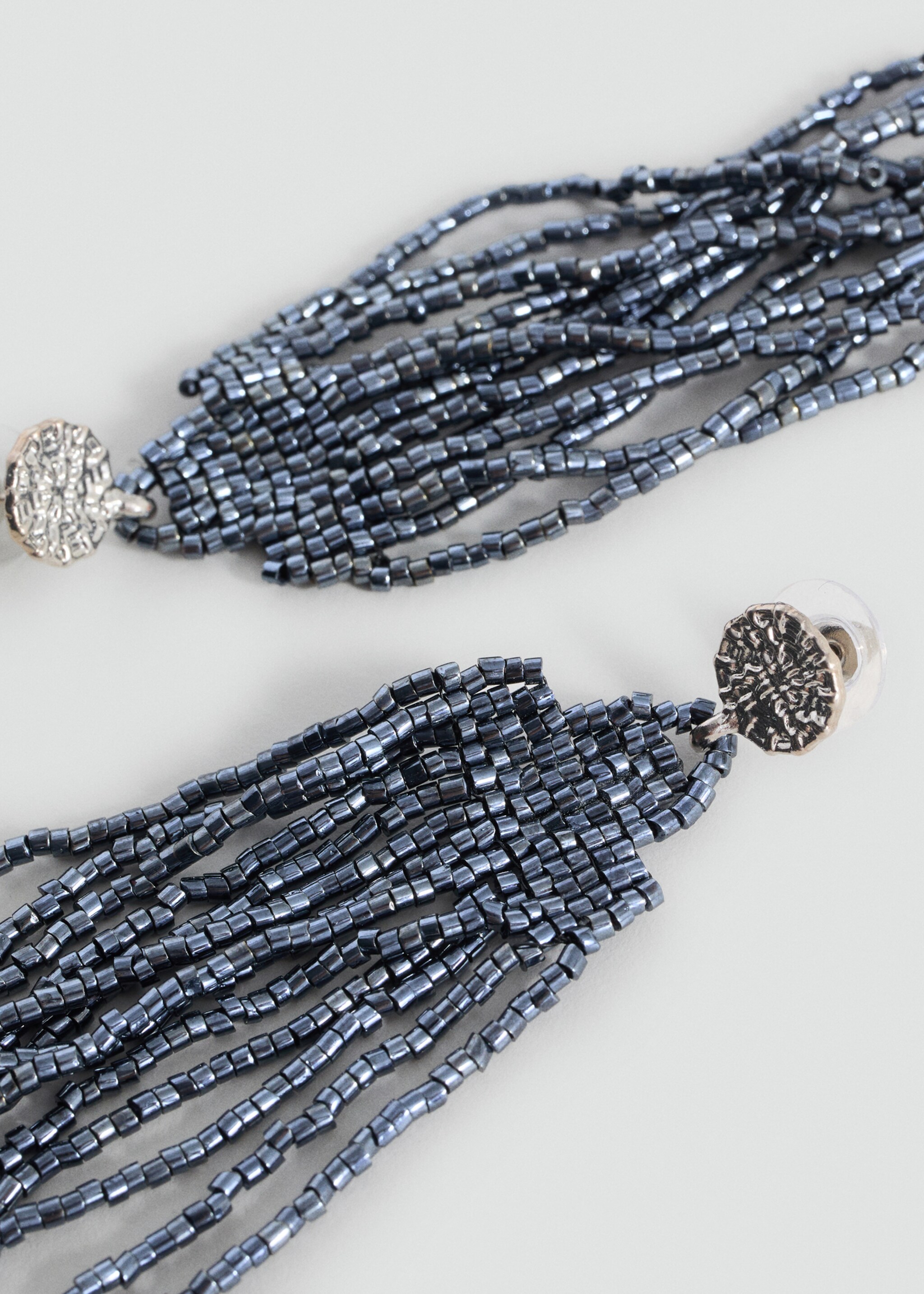 Boucles d'oreilles pendantes perles - Plan moyen