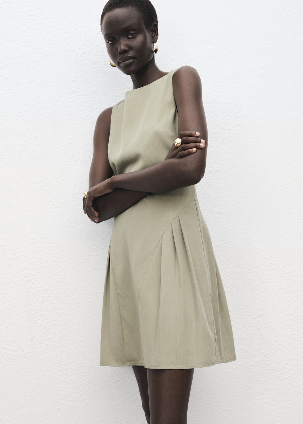Boat-neck dress with pleats