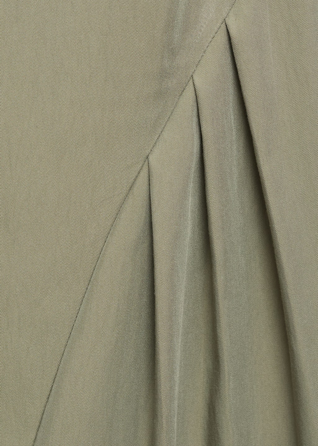 Boat-neck dress with pleats