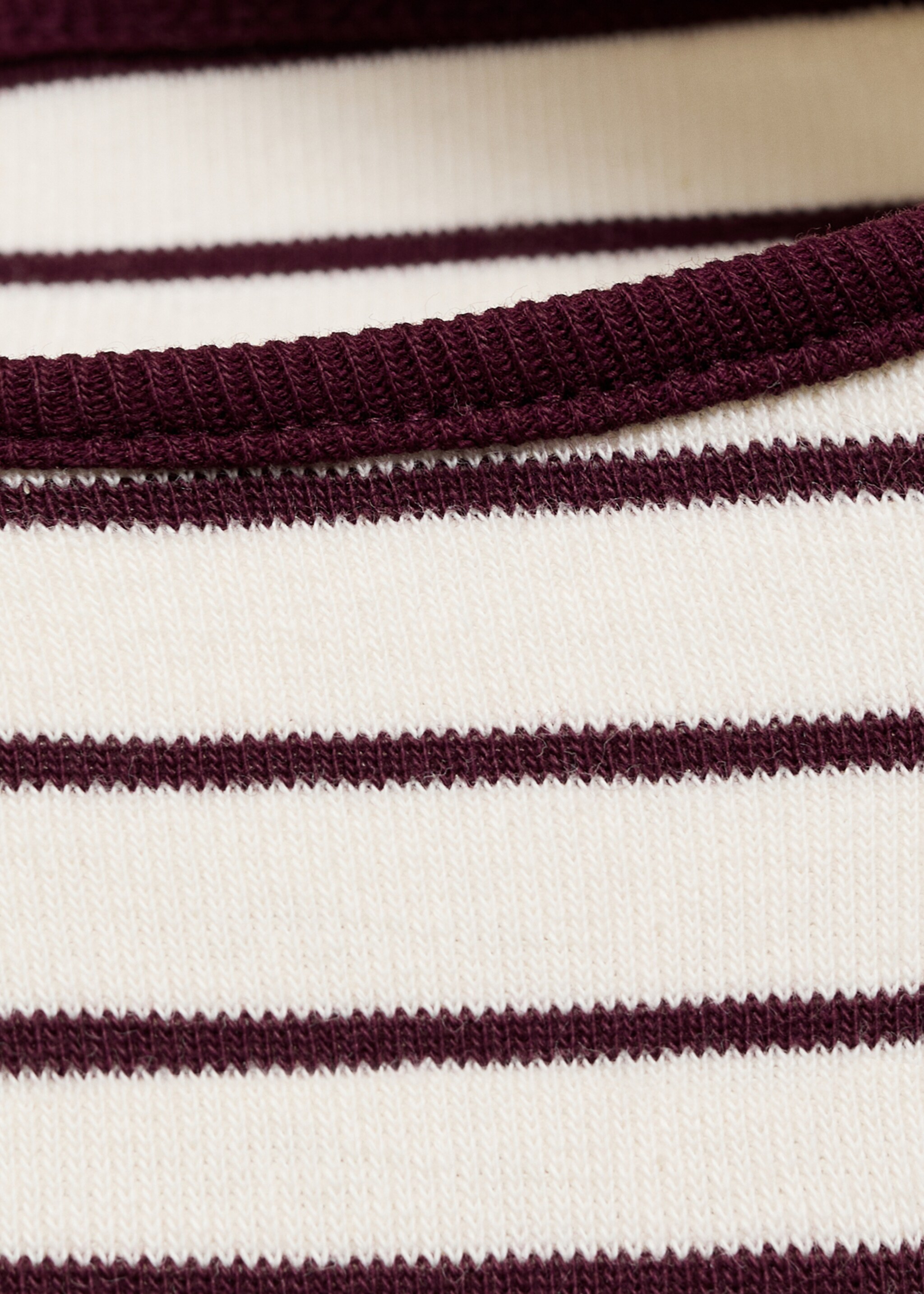 Cotton t-shirt with buttoned cuffs - Details of the article 0, Burgundy. Ref: 17034085-00.
