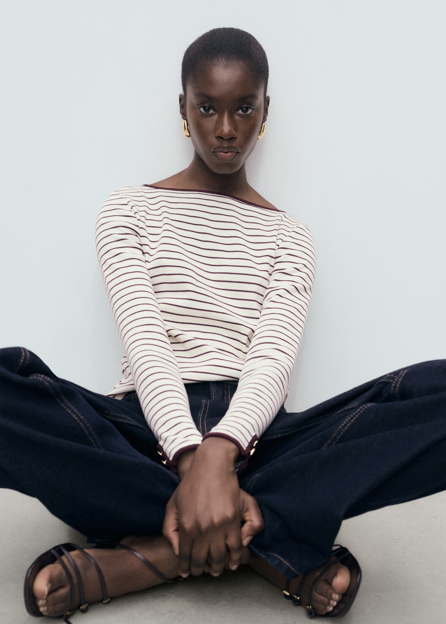 Cotton t-shirt with buttoned cuffs - Details of the article 2
