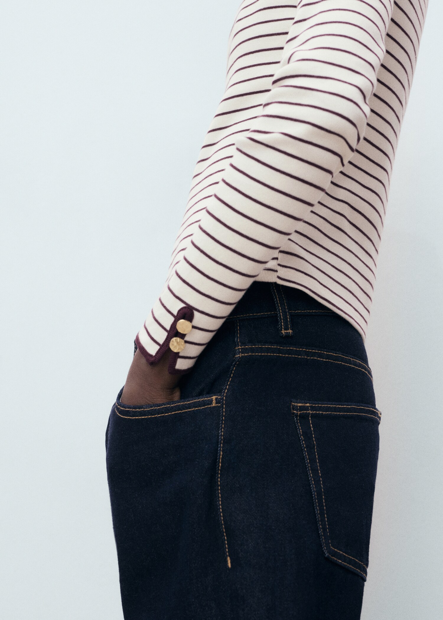 Cotton t-shirt with buttoned cuffs - Details of the article 6