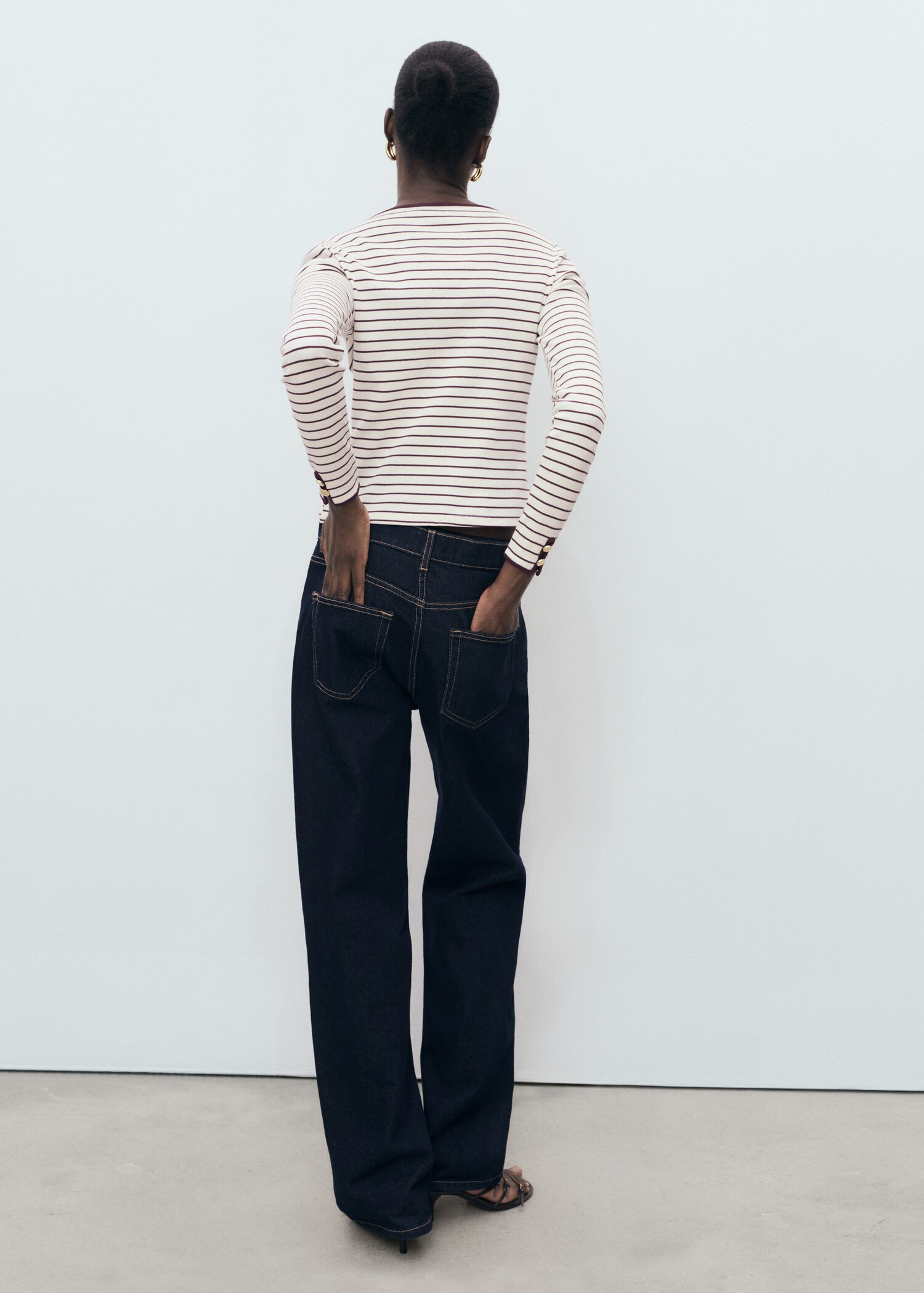 Cotton t-shirt with buttoned cuffs - Reverse of the article