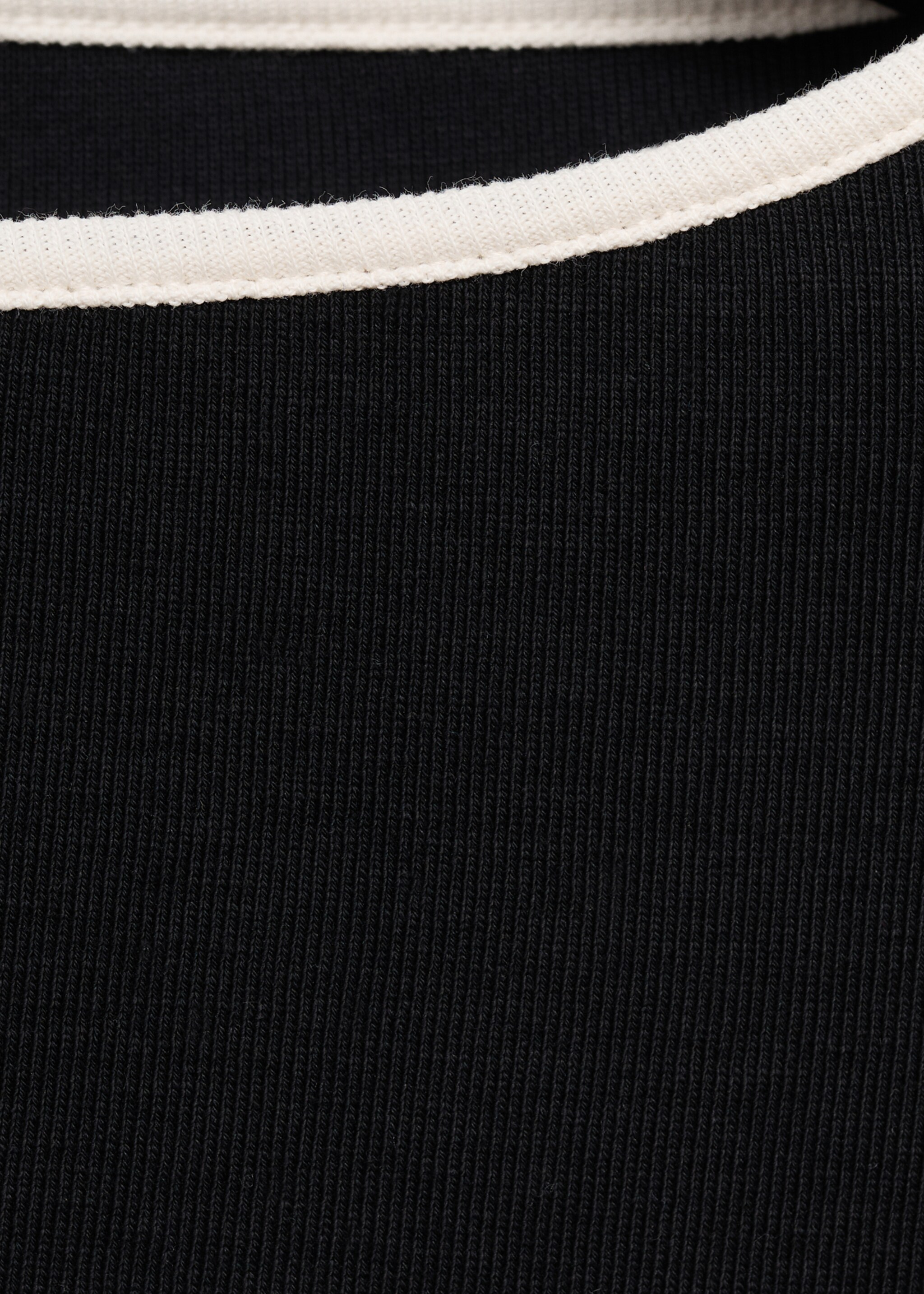 Cotton t-shirt with buttoned cuffs - Details of the article 8, Black. Ref: 17034085-00.