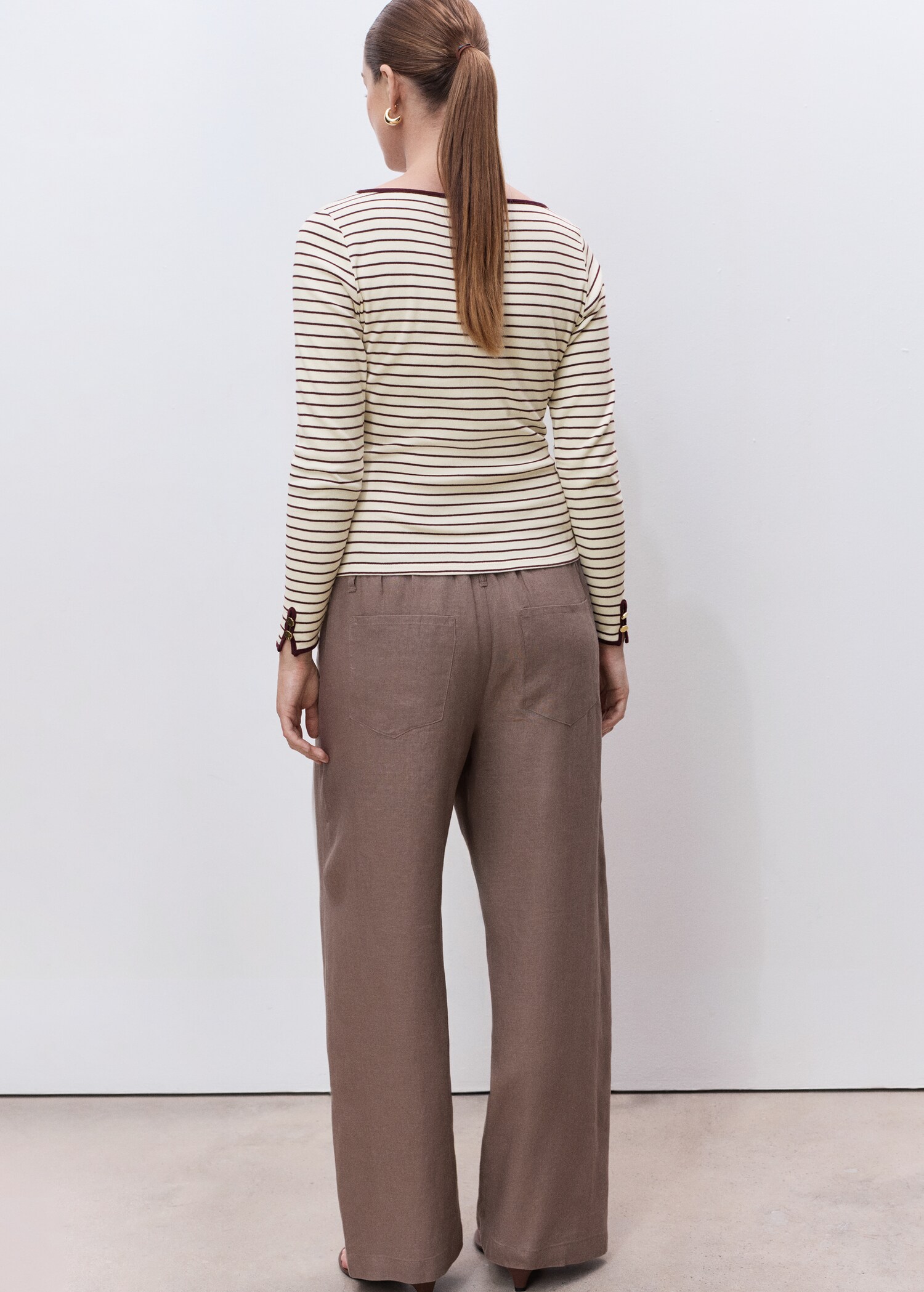 Cotton maternity T-shirt with buttoned cuffs - Reverse of the article