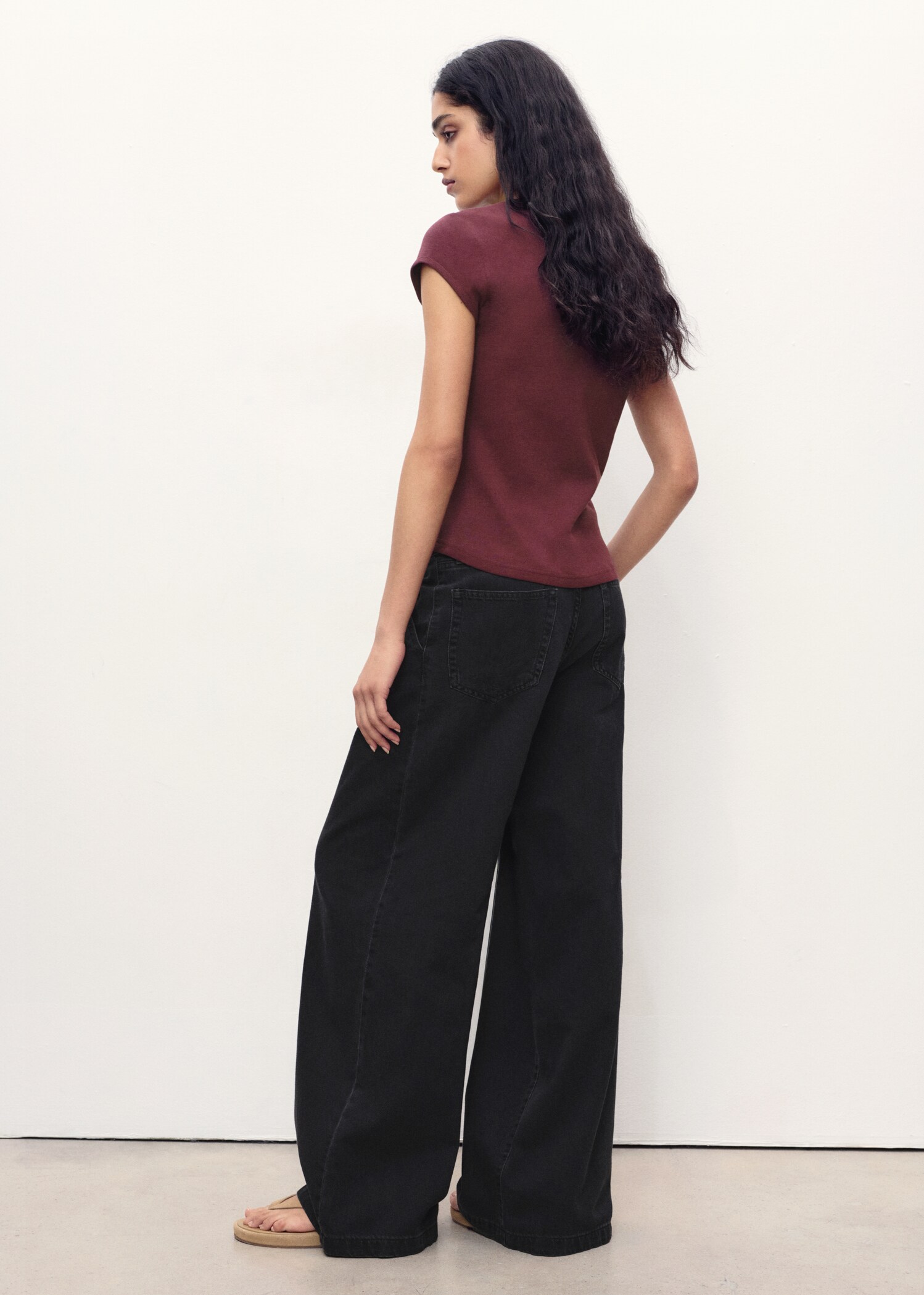 Wide-leg pleated jeans - Reverse of the article