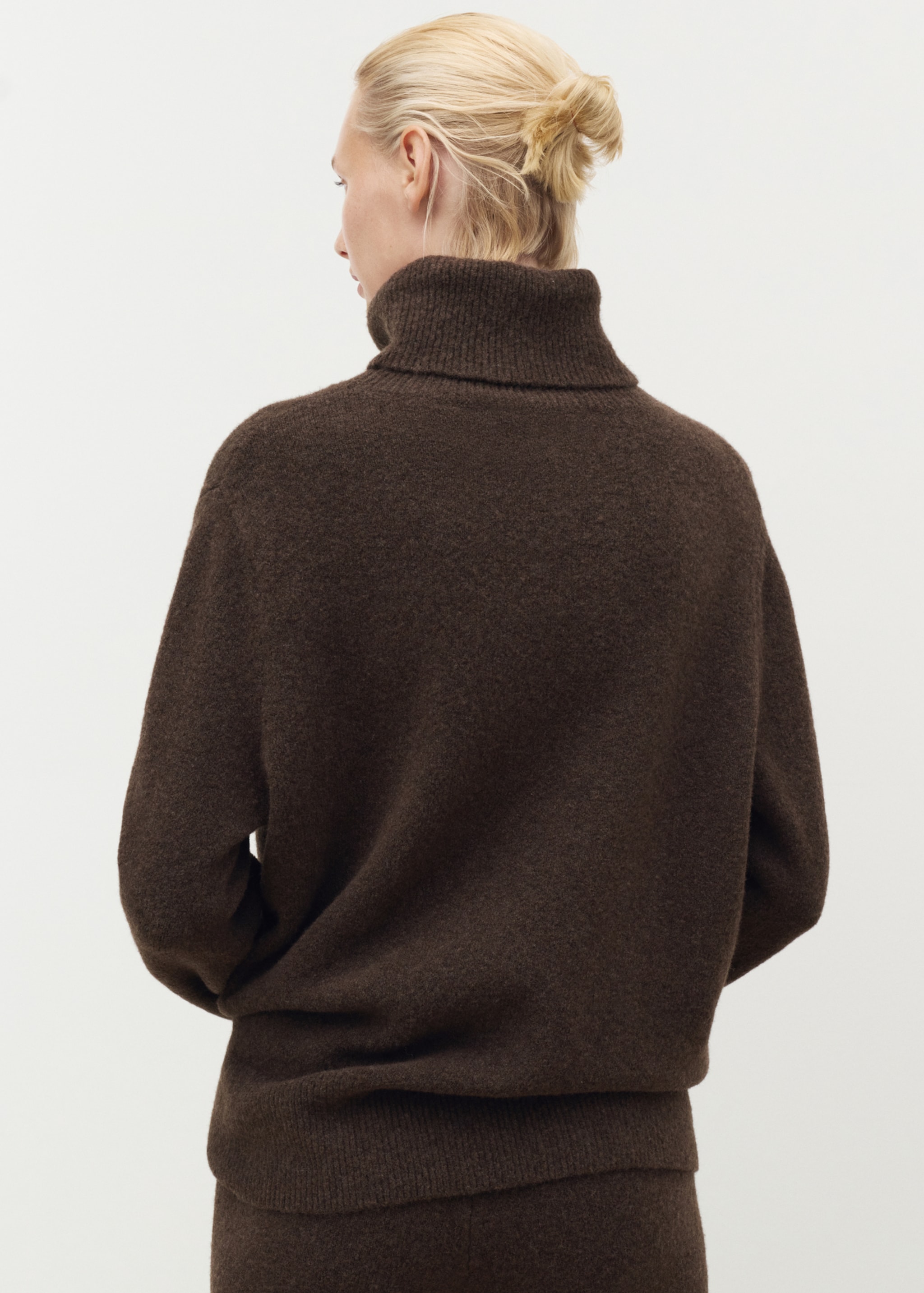 Turtleneck knit sweater - Reverse of the article, Chocolate. Ref: 17034101-00.