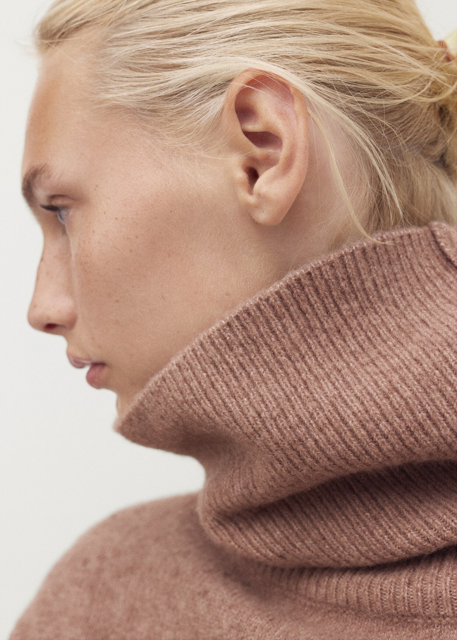 Turtleneck knit sweater - Details of the article 1