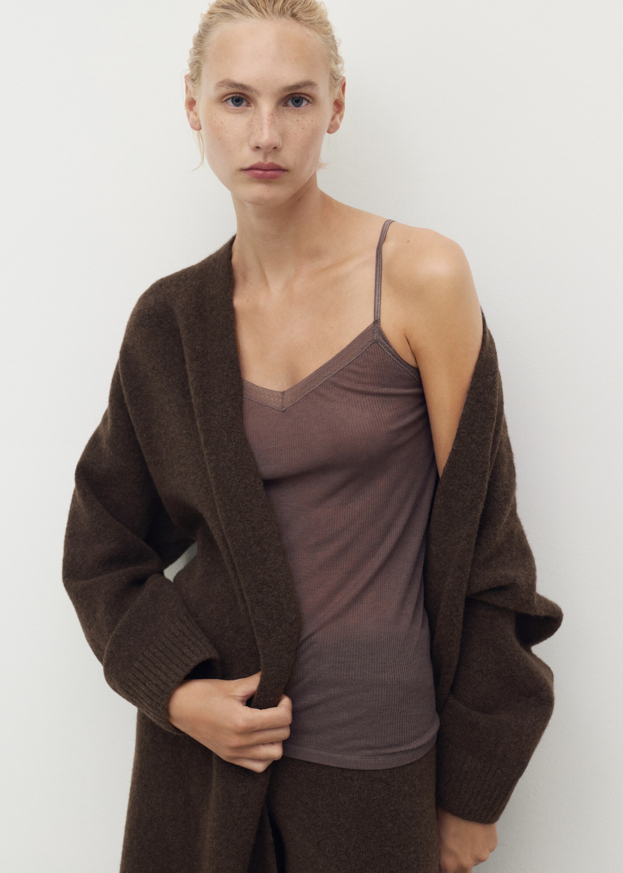 Knitted long dressing gown - Details of the article 2, Chocolate. Ref: 17034102-00.