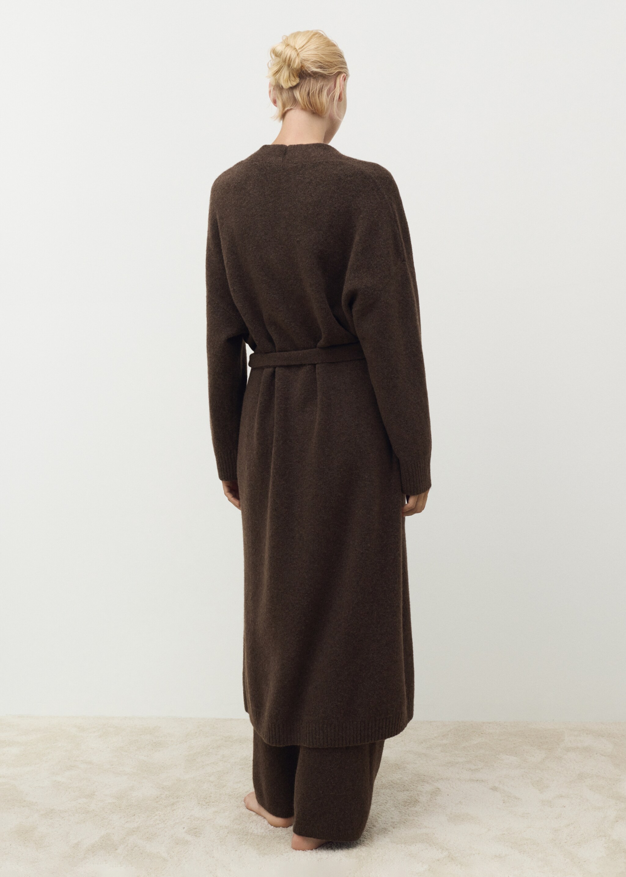 Knitted long dressing gown - Reverse of the article, Chocolate. Ref: 17034102-00.