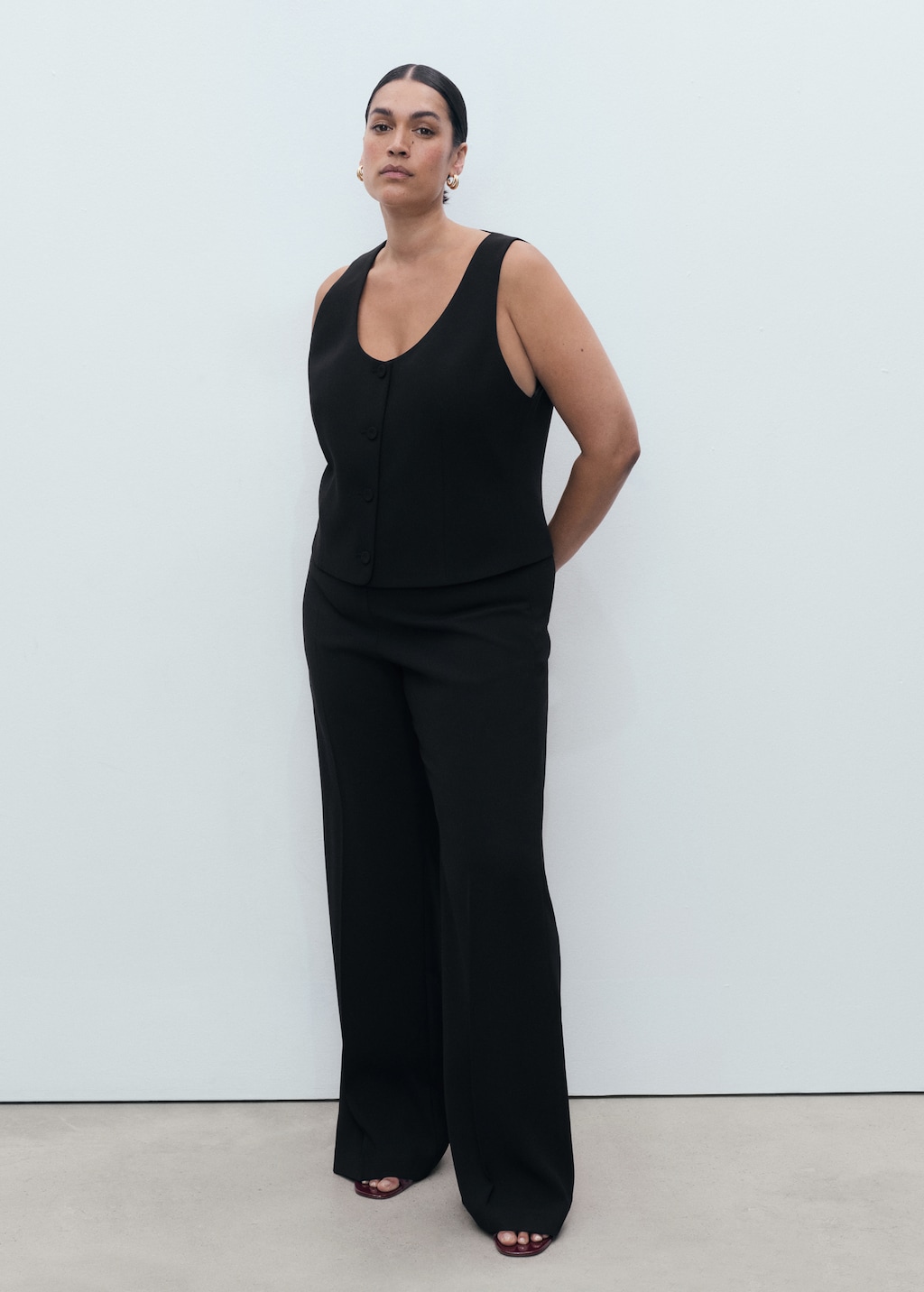 Suit vest with buttons