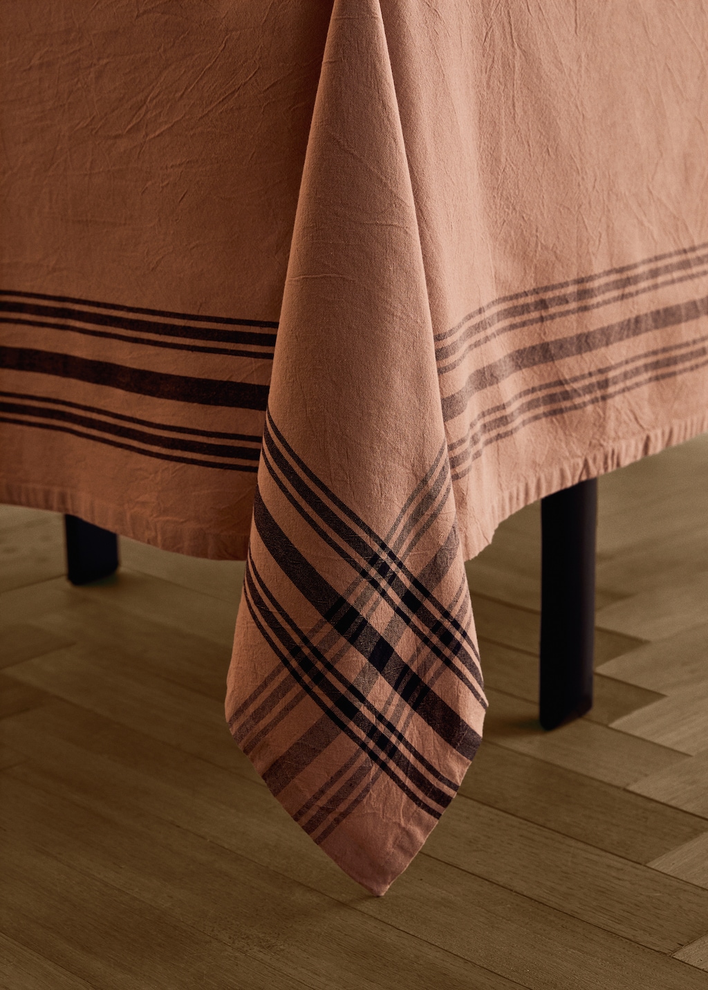 Cotton striped tablecloth for 6 to 8 diners