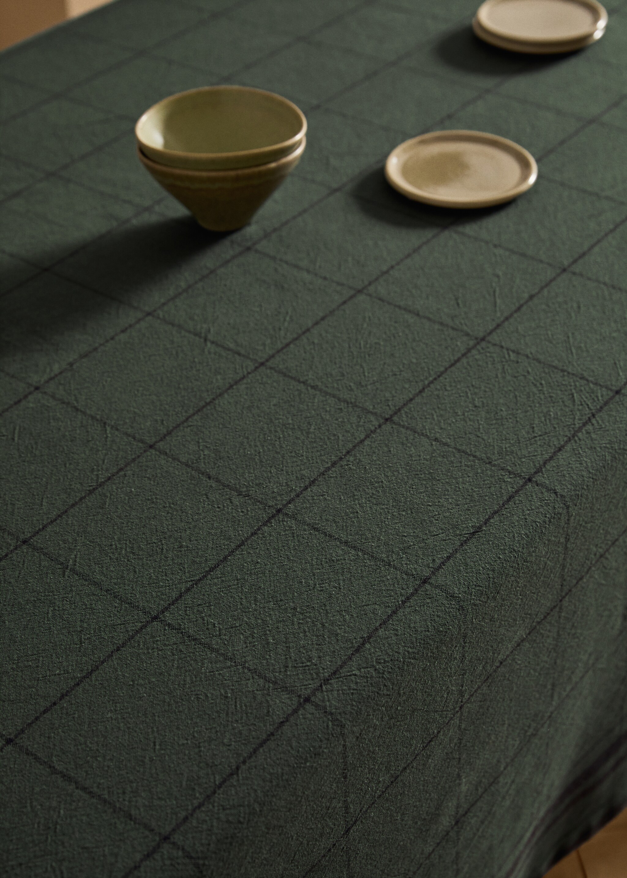 Overdyed cotton checked tablecloth for 2-4 diners - Details of the article 7, Khaki. Ref: 17034126-00.