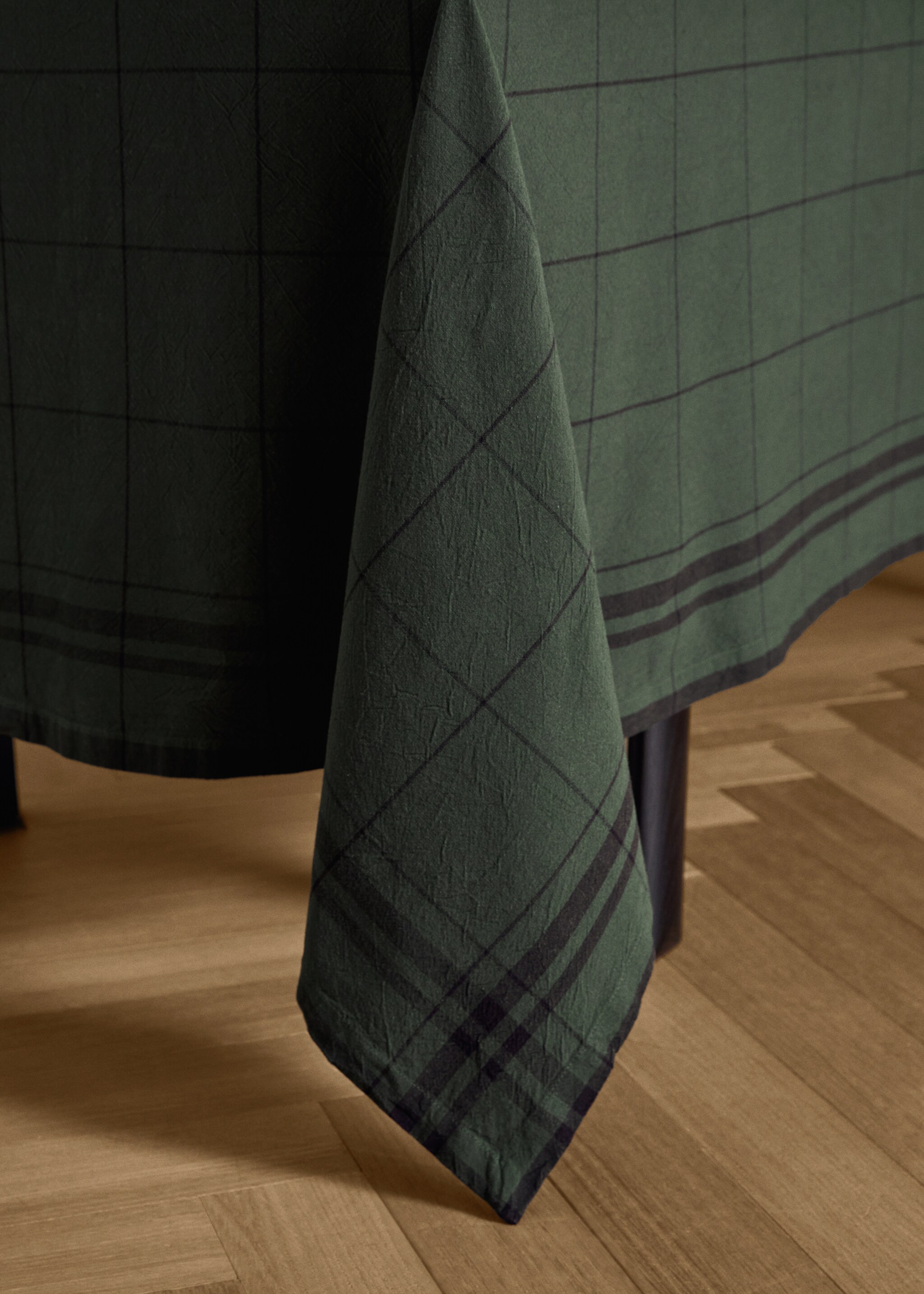 Overdyed cotton checked tablecloth for 2-4 diners - Details of the article 8, Khaki. Ref: 17034126-00.