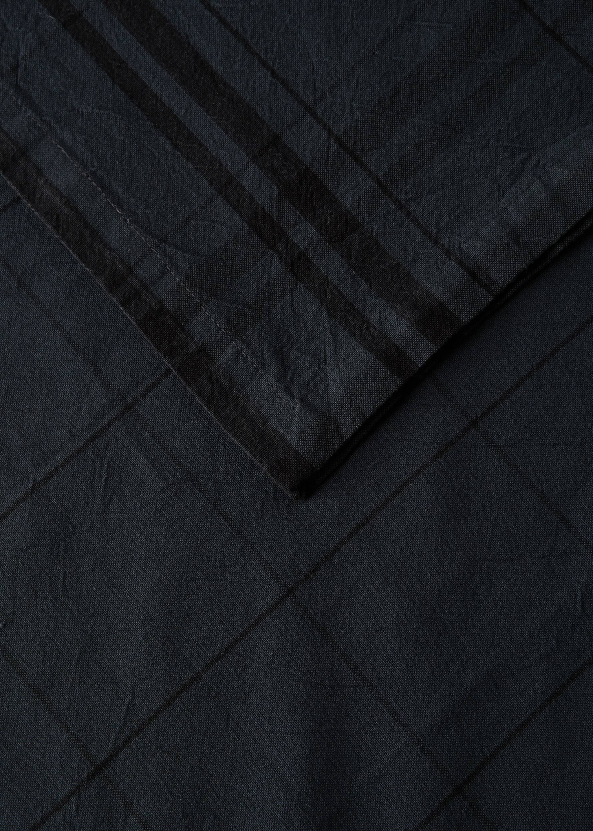 Overdyed cotton check tablecloth for 6 to 8 guests - Details of the article 1, Dark Navy. Ref: 17034127-00.