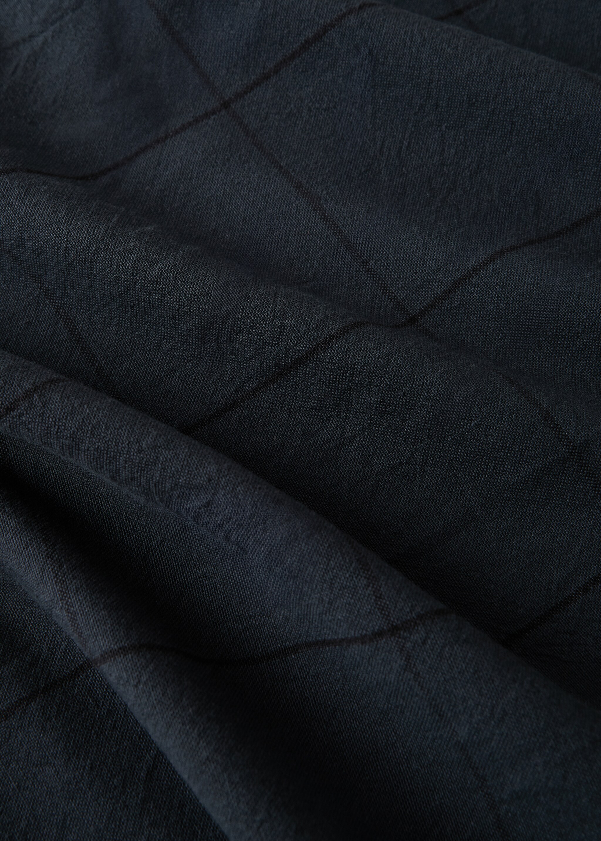 Overdyed cotton check tablecloth for 6 to 8 guests - Details of the article 2, Dark Navy. Ref: 17034127-00.