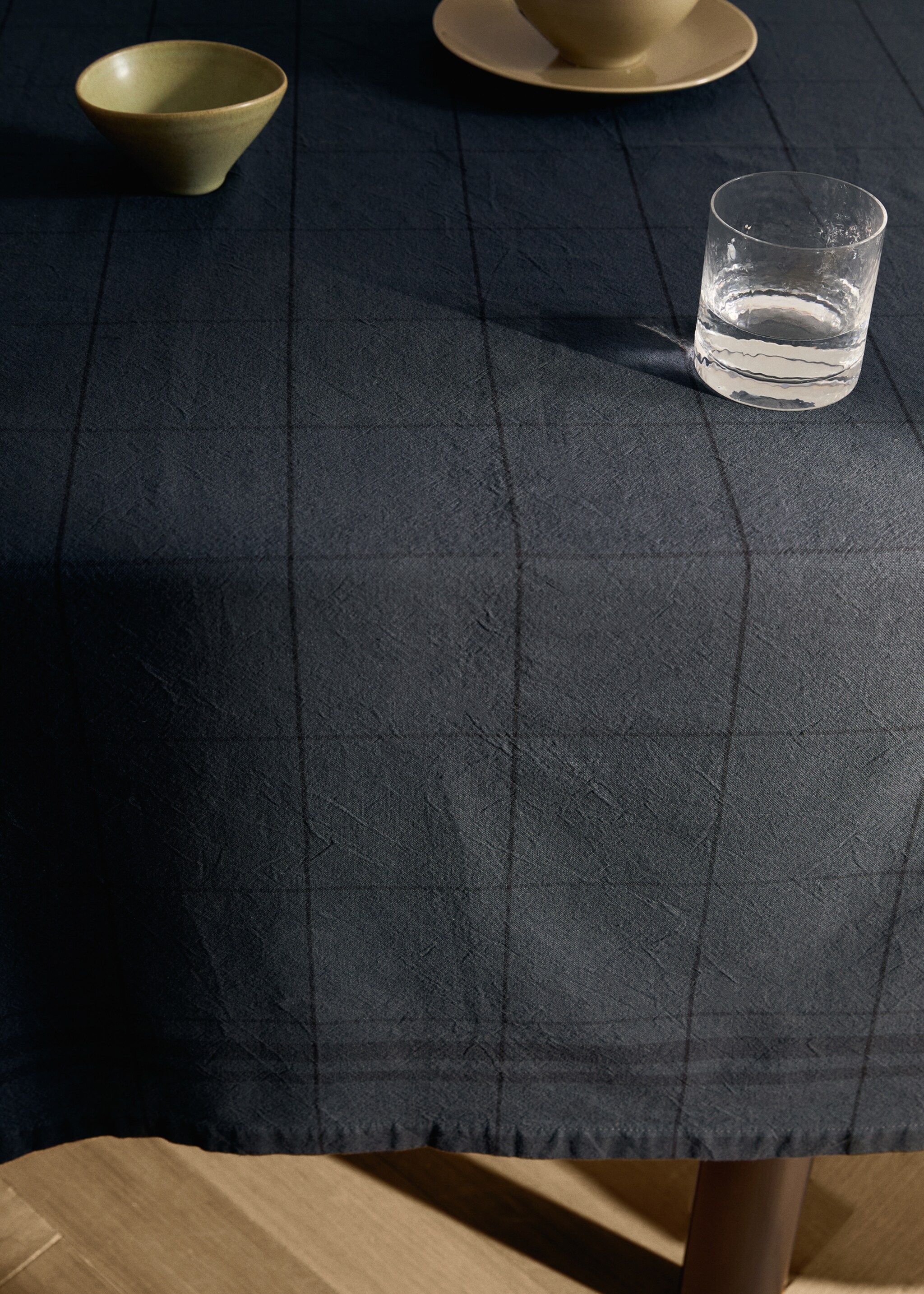 Overdyed cotton check tablecloth for 6 to 8 guests - Details of the article 7, Dark Navy. Ref: 17034127-00.