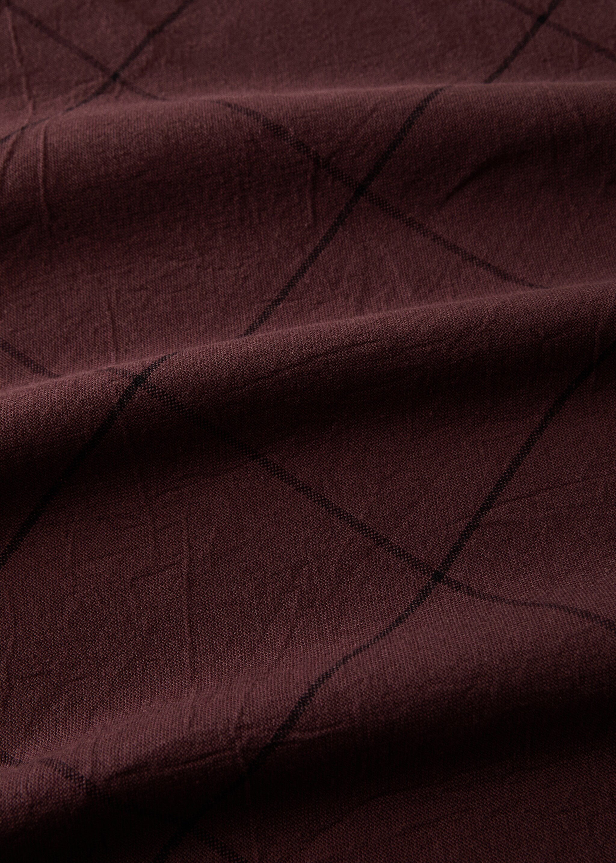 Overdyed cotton check tablecloth for 6 to 8 guests - Details of the article 2, Dark Red. Ref: 17034127-00.