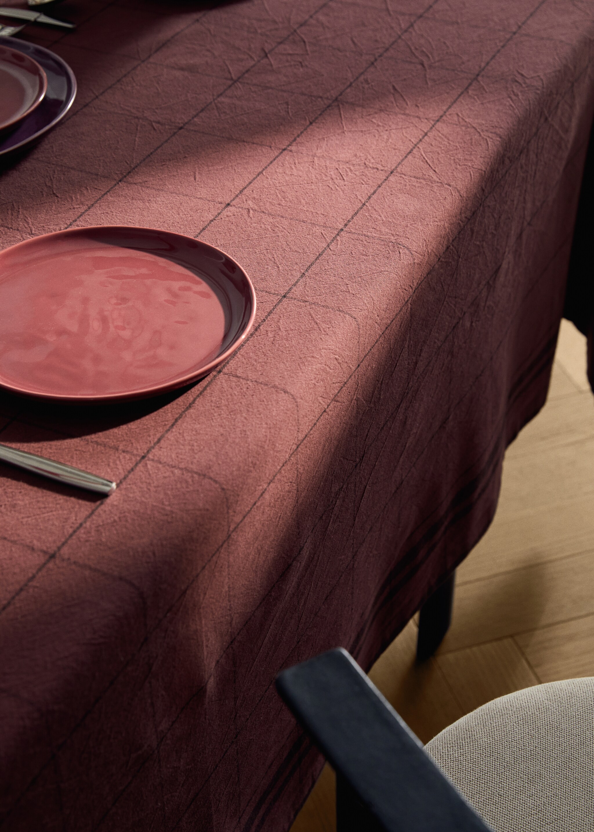 Overdyed cotton check tablecloth for 6 to 8 guests - Details of the article 7, Dark Red. Ref: 17034127-00.