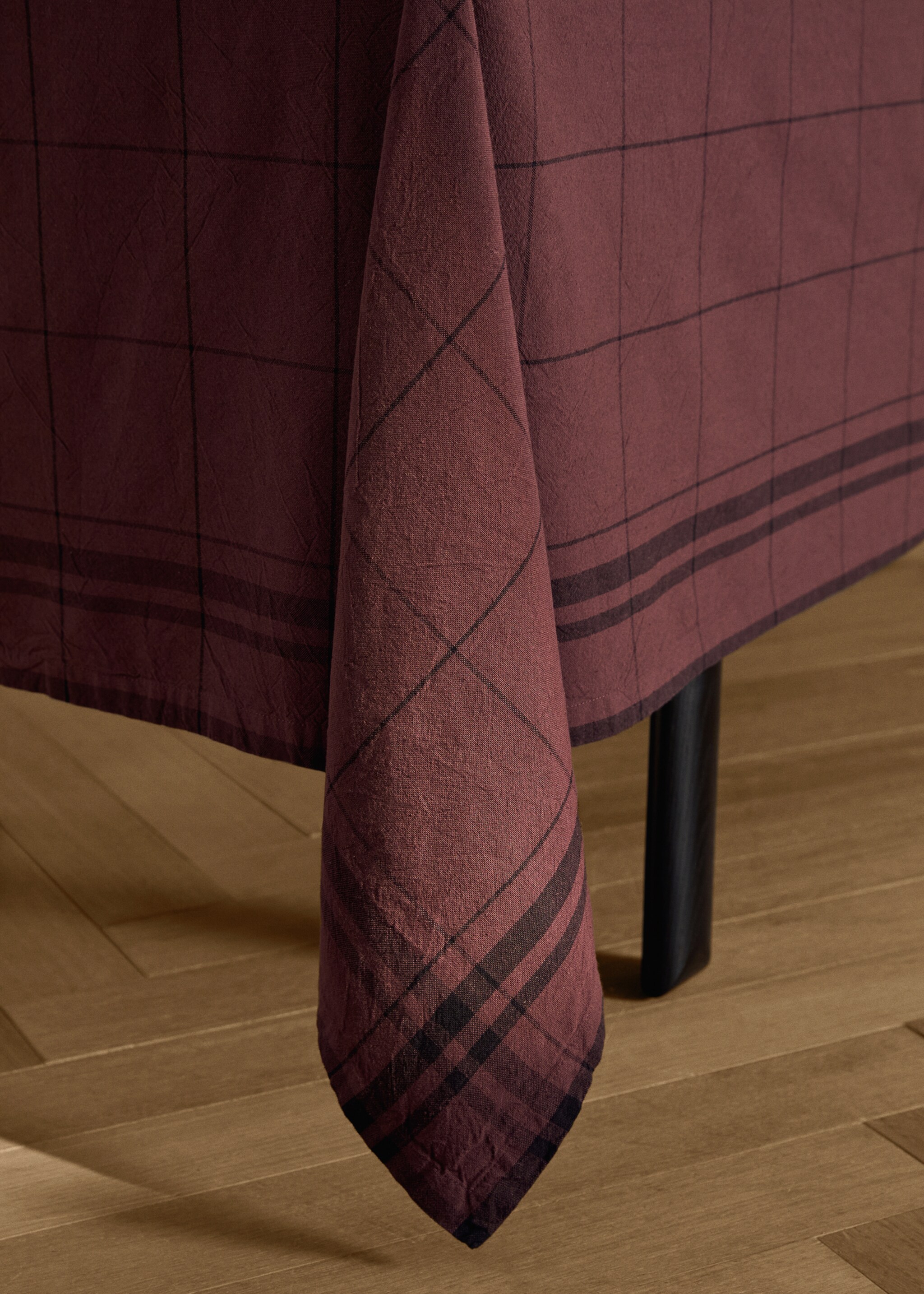 Overdyed cotton check tablecloth for 6 to 8 guests - Details of the article 8, Dark Red. Ref: 17034127-00.