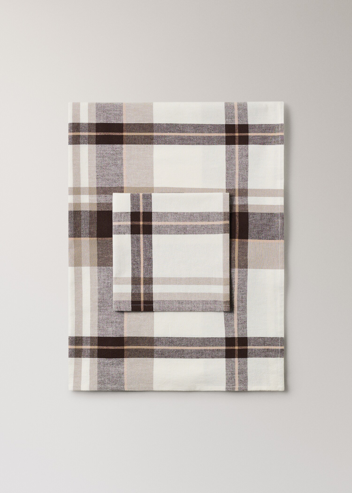 Checkered linen tablecloth for 6 to 8 guests - Article without model