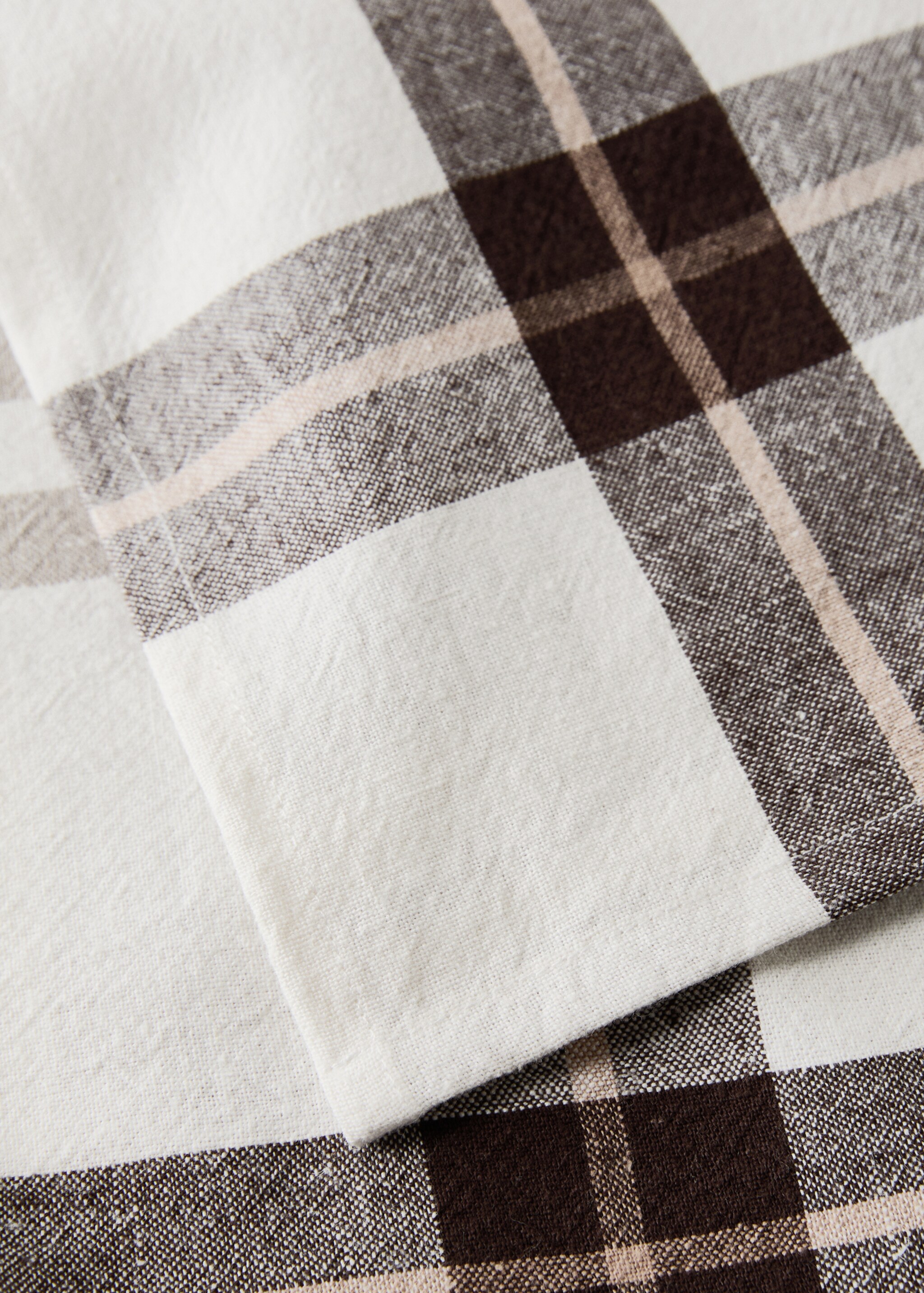Checkered linen tablecloth for 6 to 8 guests - A termék adatai 1, Csokoládé. Ref: 17034128-00.