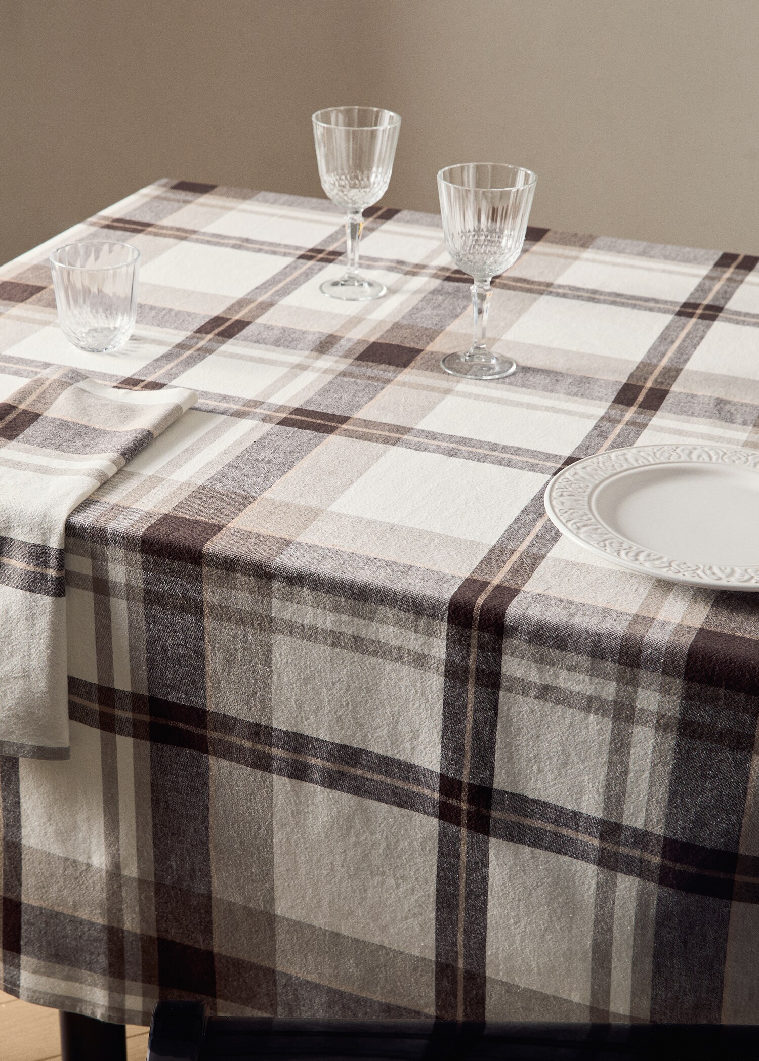 Checkered linen tablecloth for 6 to 8 guests - Details of the article 7