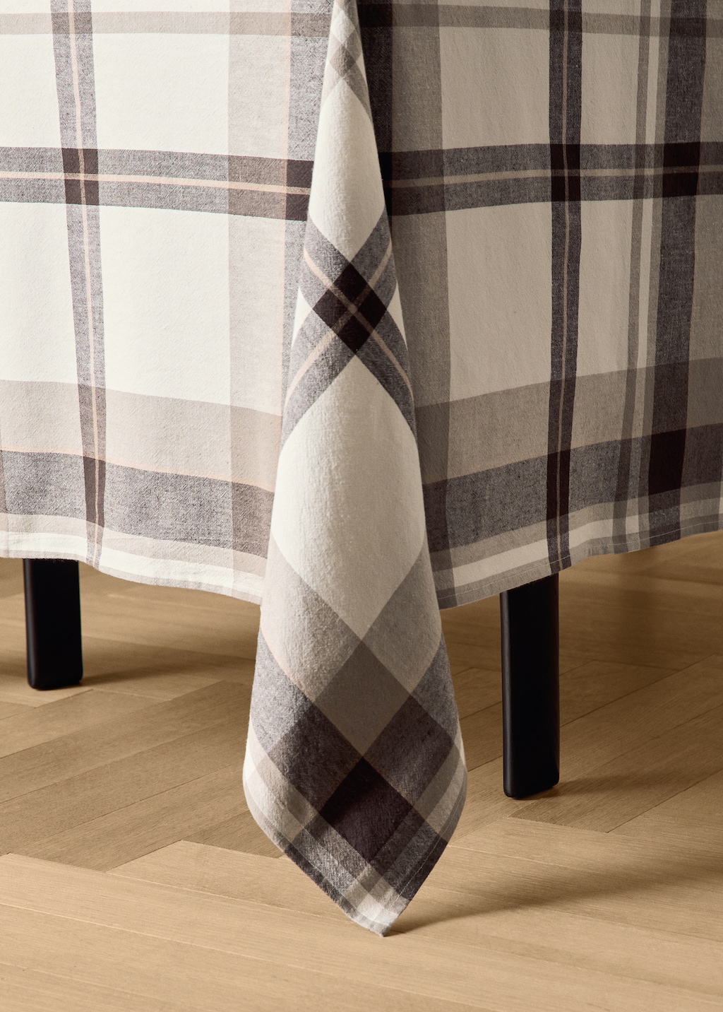 Cotton linen checked tablecloth for to diners
