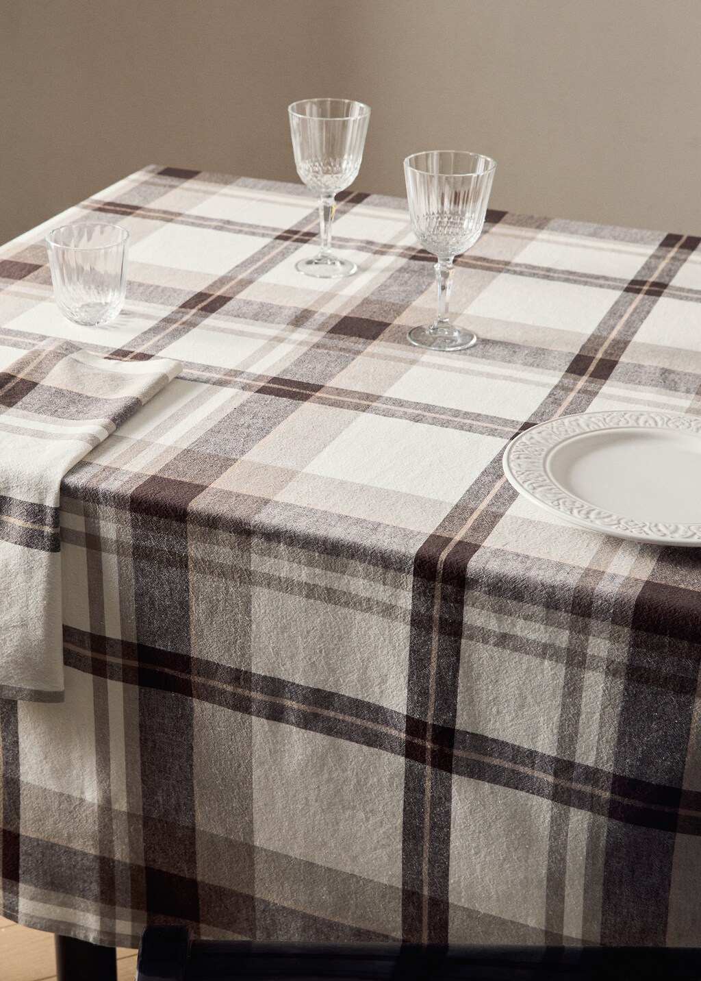 Cotton linen checked tablecloth for 2 to 4 diners