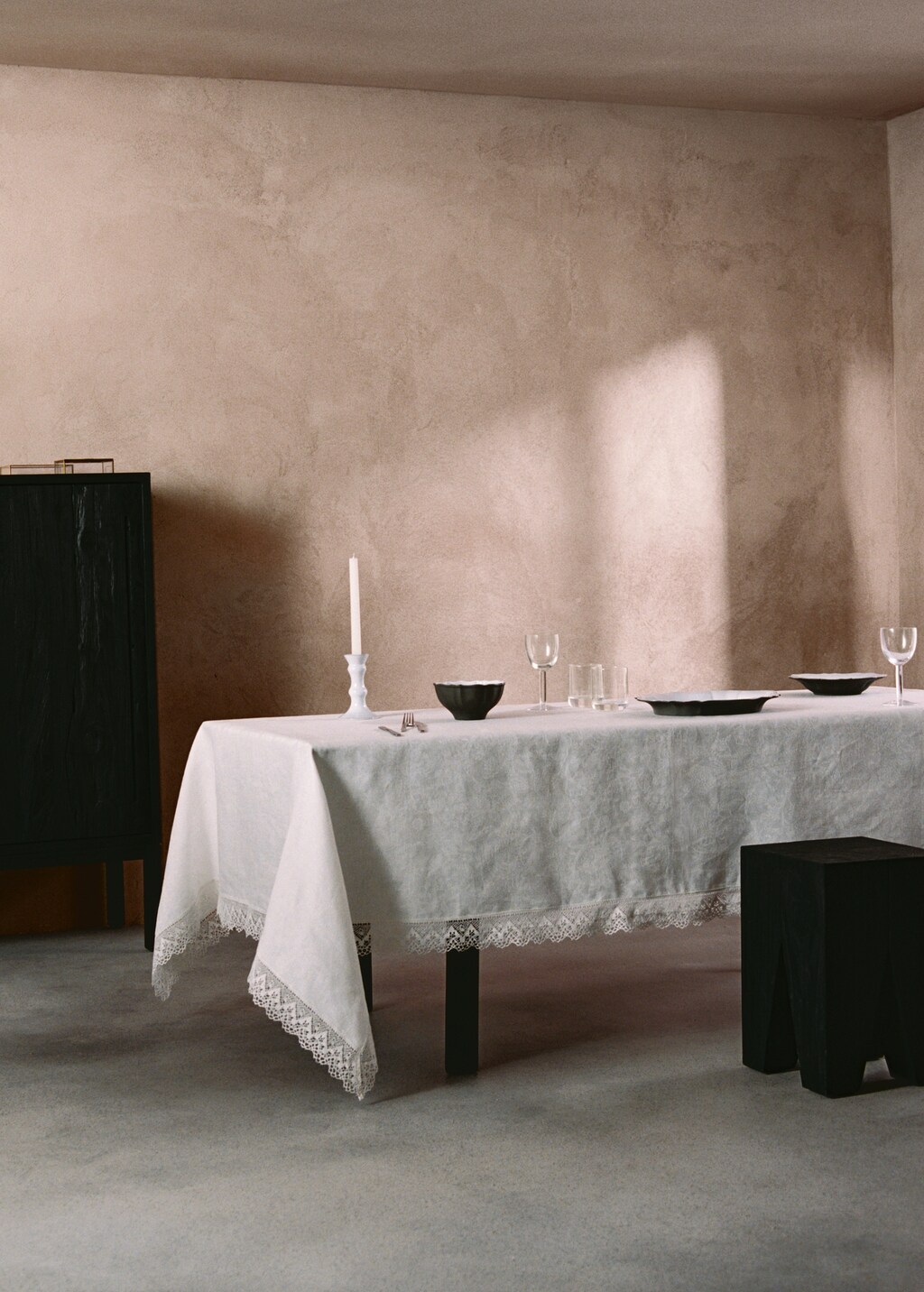 Linen-jacquard floral lace tablecloth for 6 to 8 diners