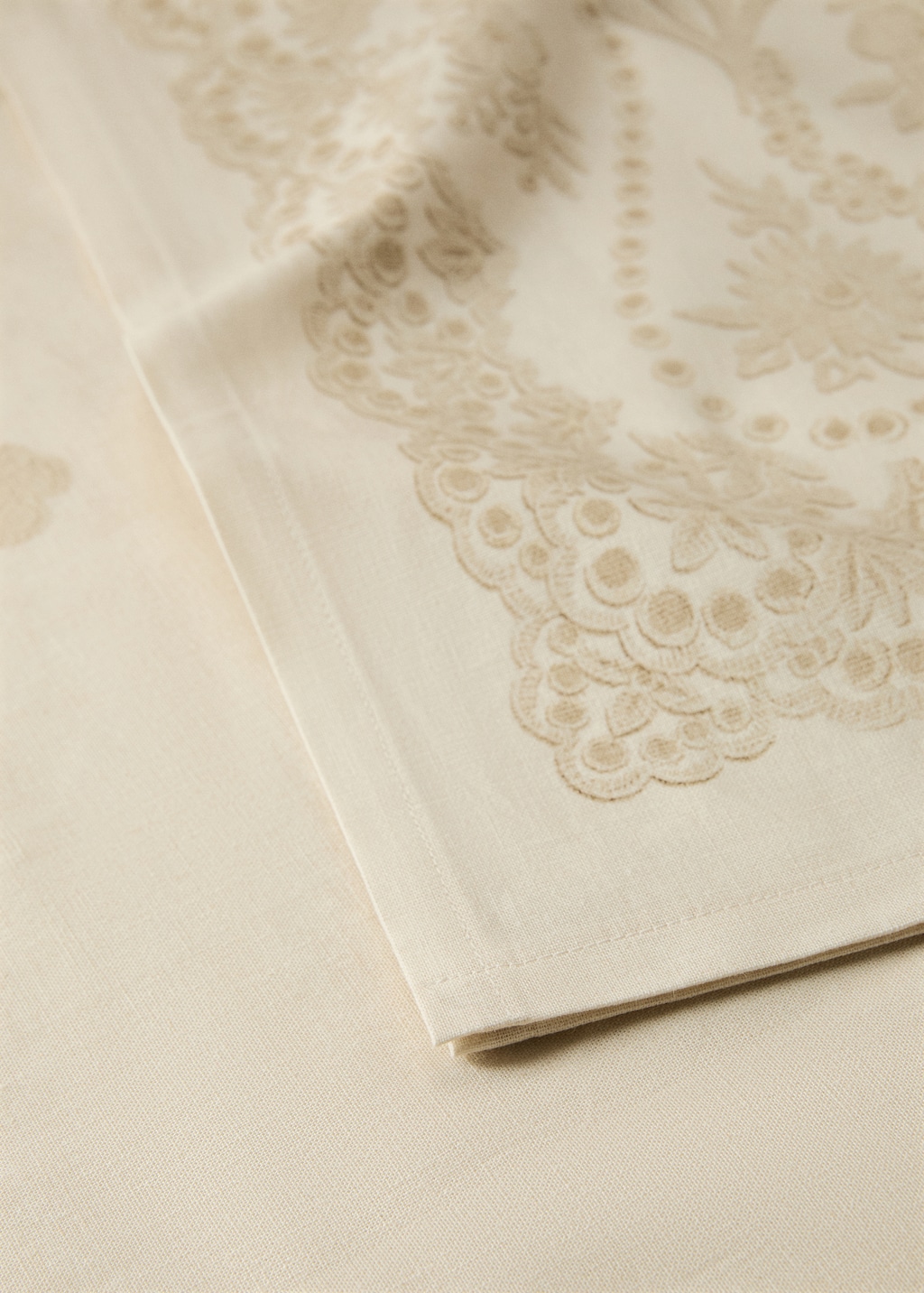 Cotton linen tablecloth with floral design for 6 to 8 diners