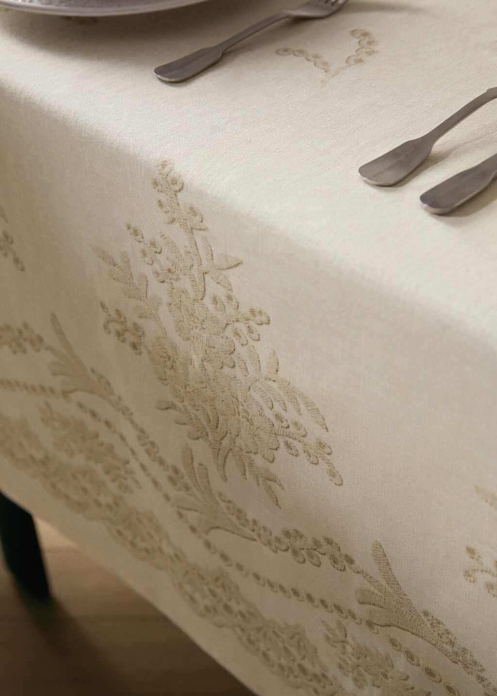 Cotton linen tablecloth with floral design for 6 to 8 diners