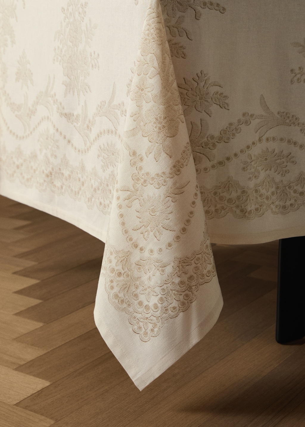 Cotton linen tablecloth with floral design for 6 to 8 diners