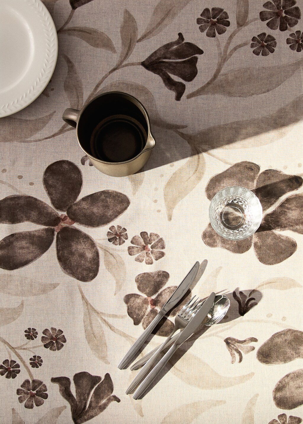 Cotton linen floral-print tablecloth for 6 to 8 diners