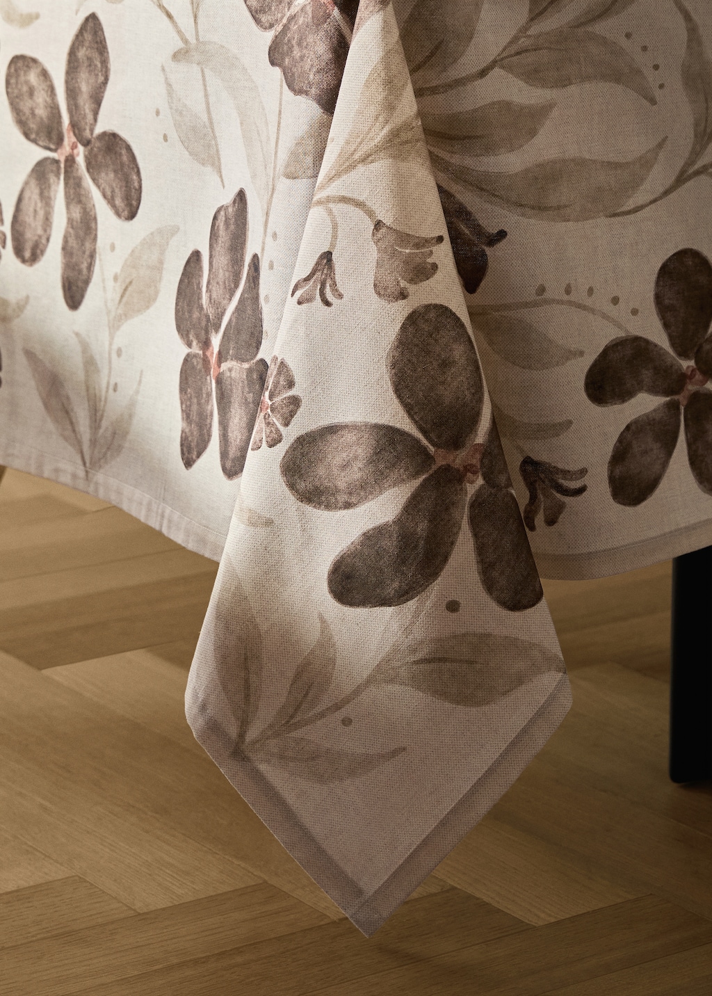 Cotton linen floral-print tablecloth for 6 to 8 diners