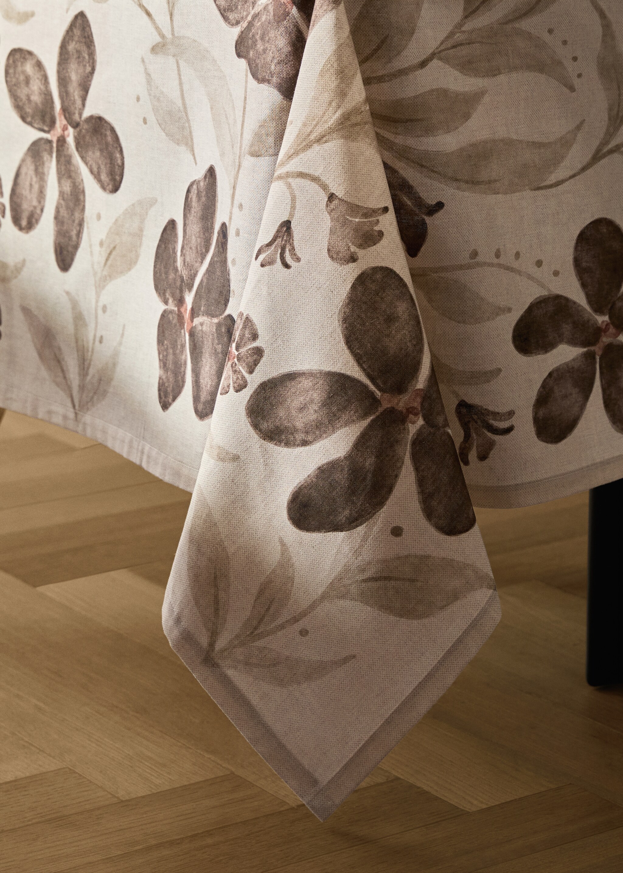 Tablecloth hokameko - Details of the article 8, Medium Brown. Ref: 17034134-00.