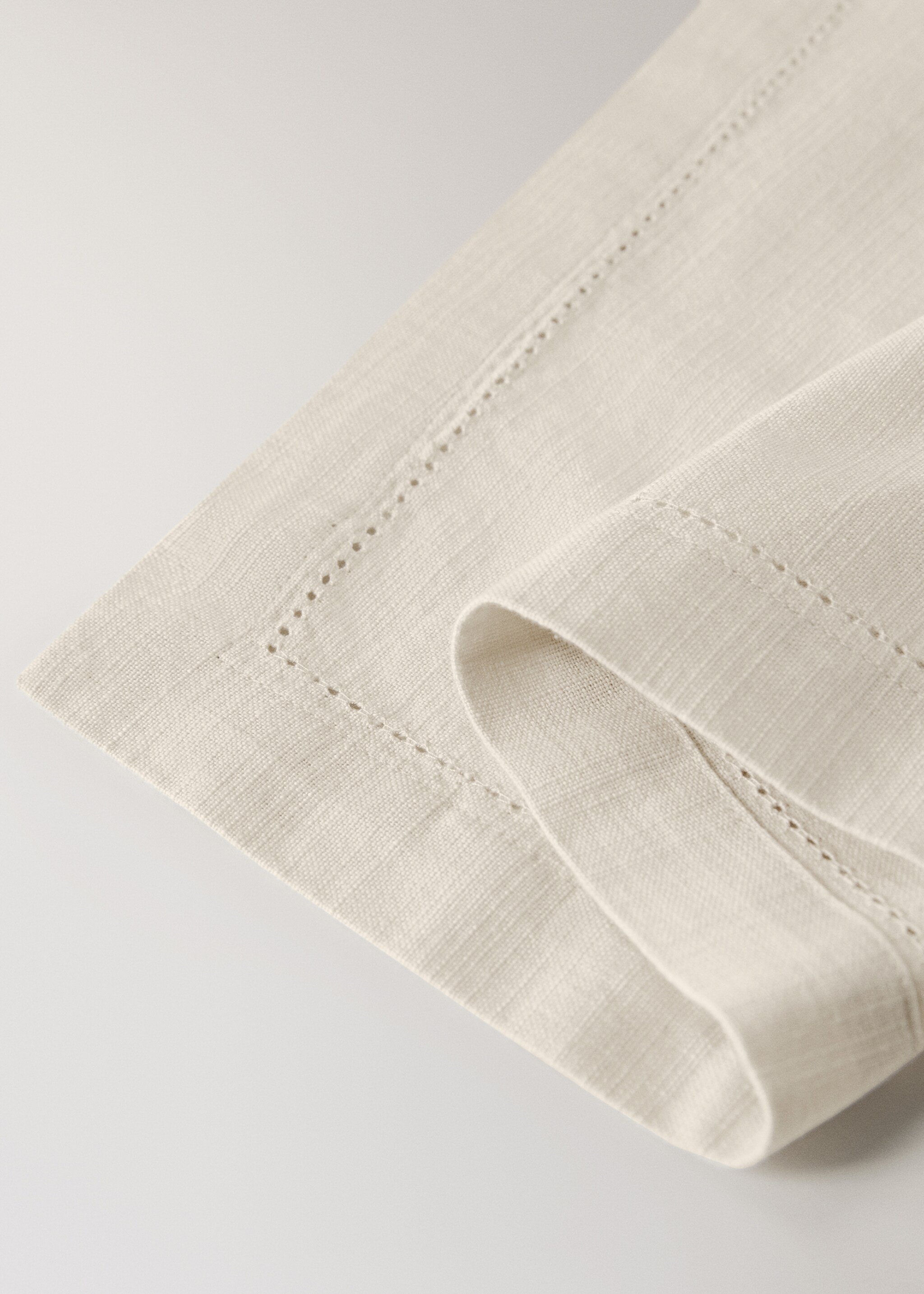 Cotton placemat with hemstitch - Details of the article 2, Vanilla. Ref: 17034135-00.