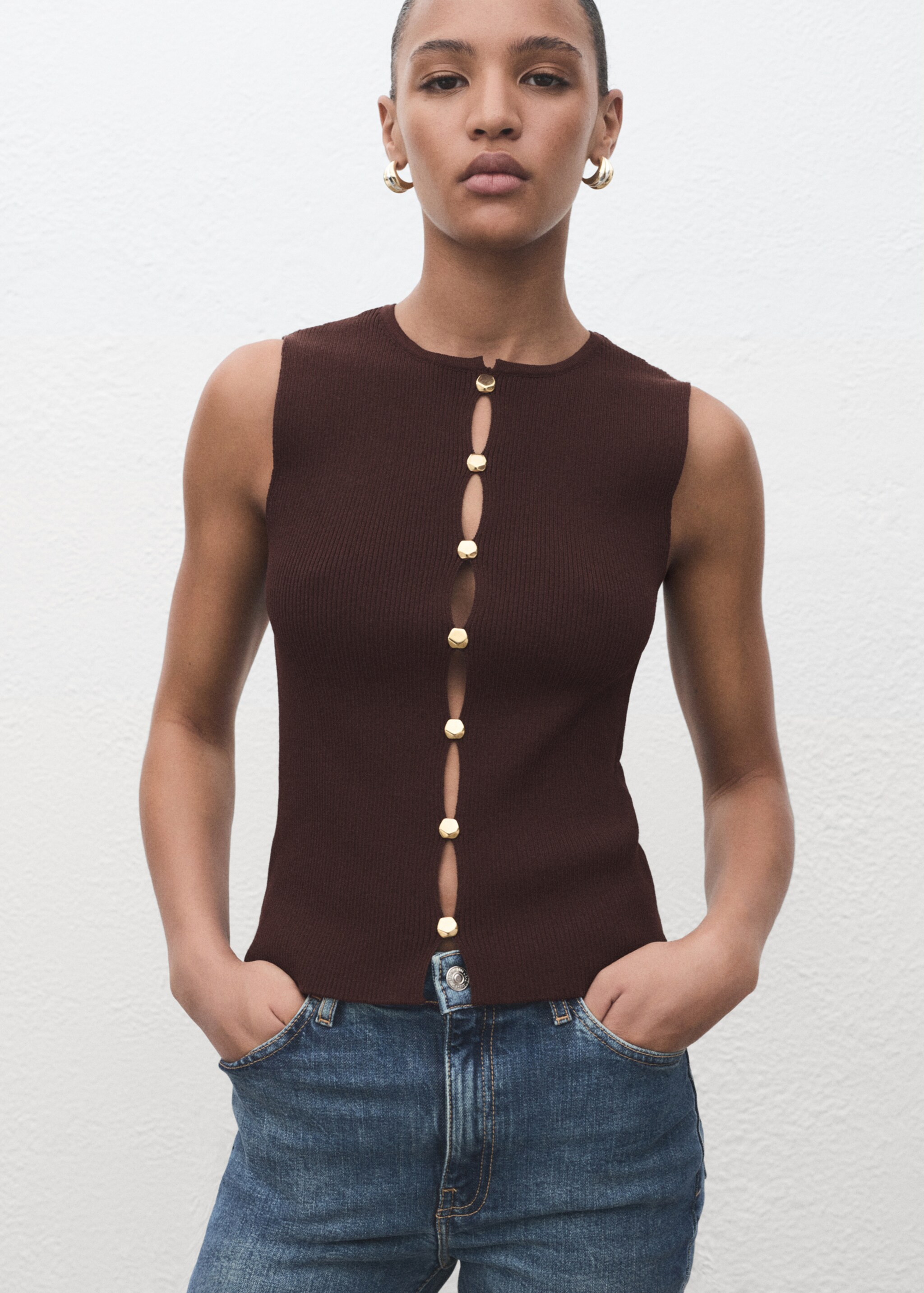 Knitted gilet with slits - Medium plane, Brown. Ref: 17034140-00.